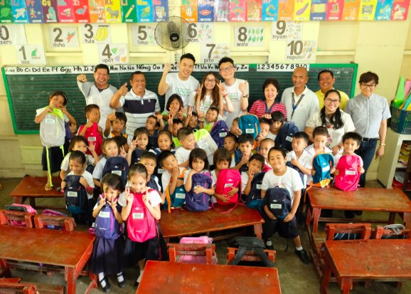 One section of Hipodromo Elementary School first graders happily pose for a group picture together with their class adviser and Barangay Hipodromo government officials. Presidio Education®, 2018.