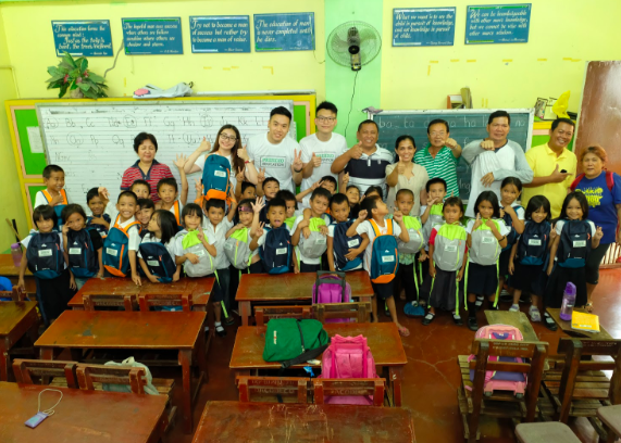 One section of Hipodromo Elementary School first graders happily pose for a group picture together with their class adviser and Barangay Hipodromo government officials. Presidio Education®, 2018.