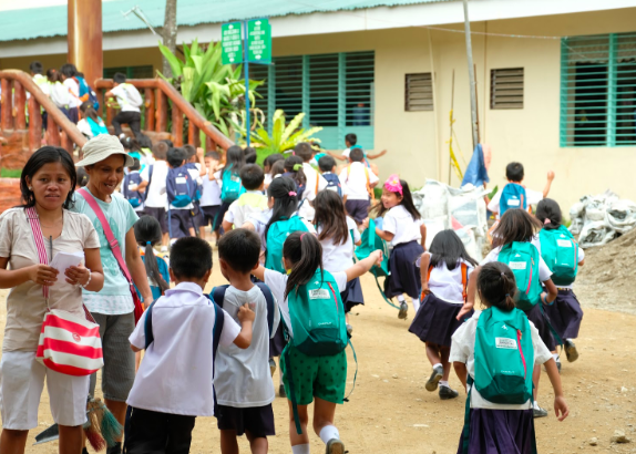 Adlaon Integrated School first graders race to their classrooms with their backpacks and school supplies. Presidio Education®, 2018.