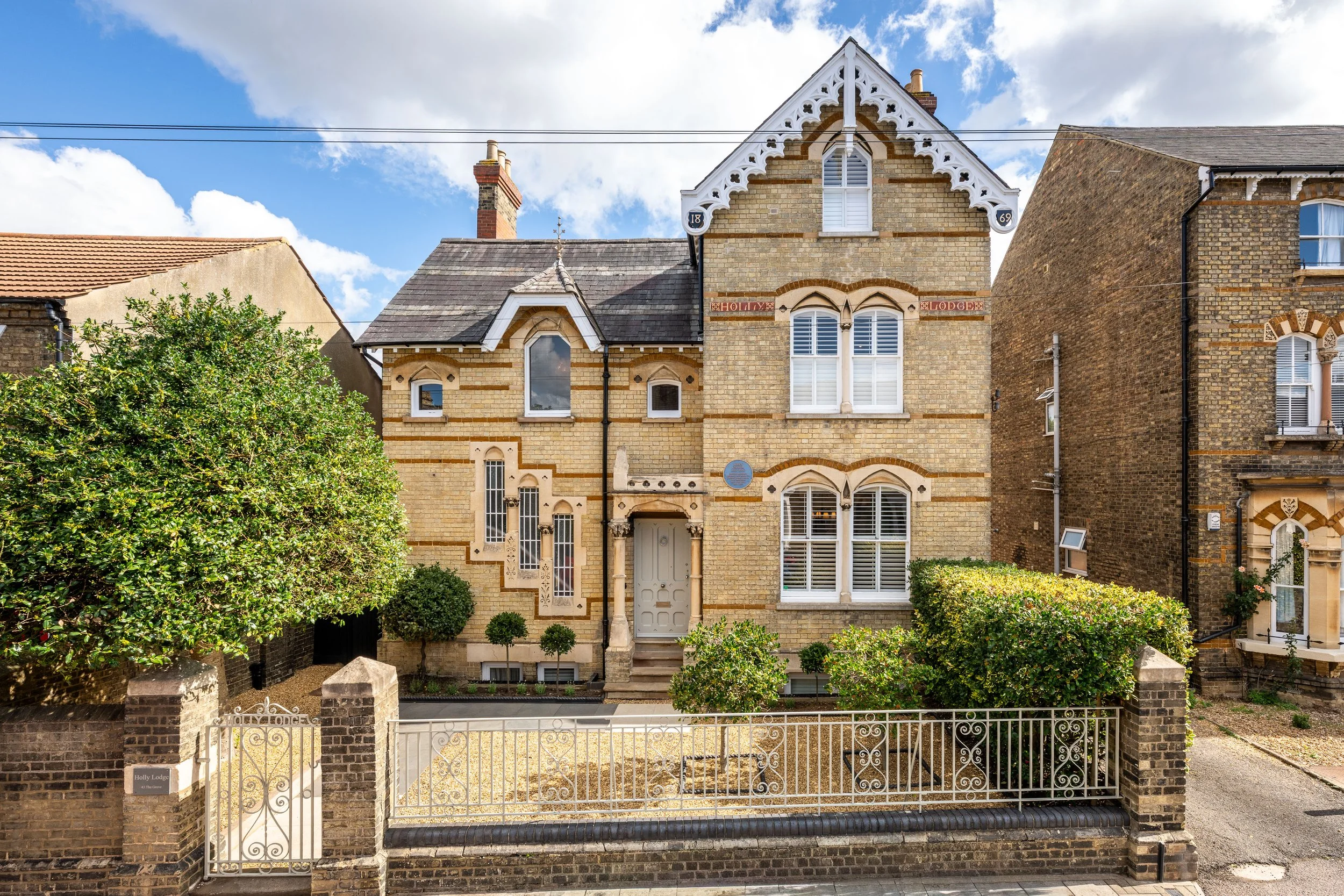 260915 - Holly Lodge, Bedford - 01.jpg