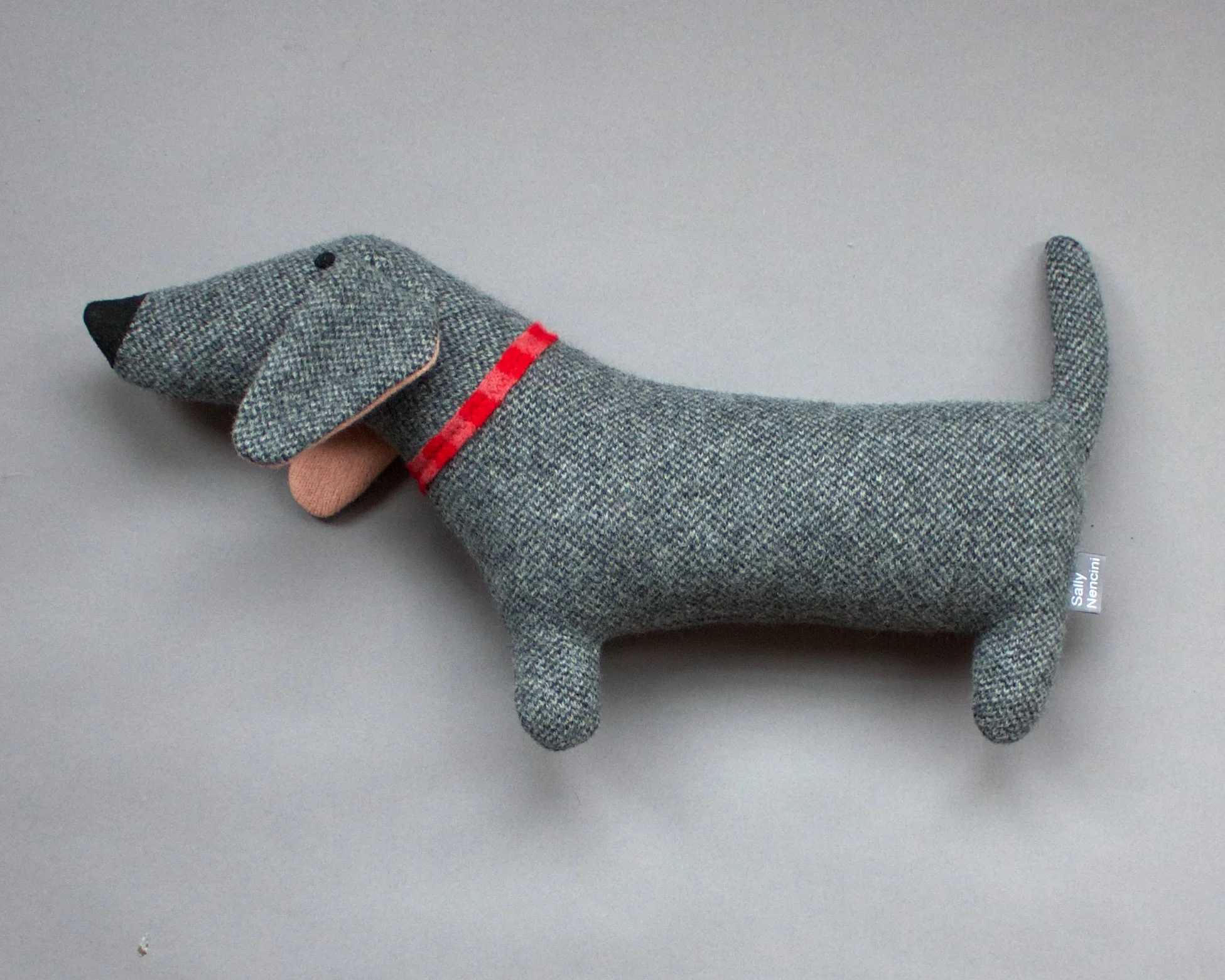 Dachshund-grey-grey-bg.jpg