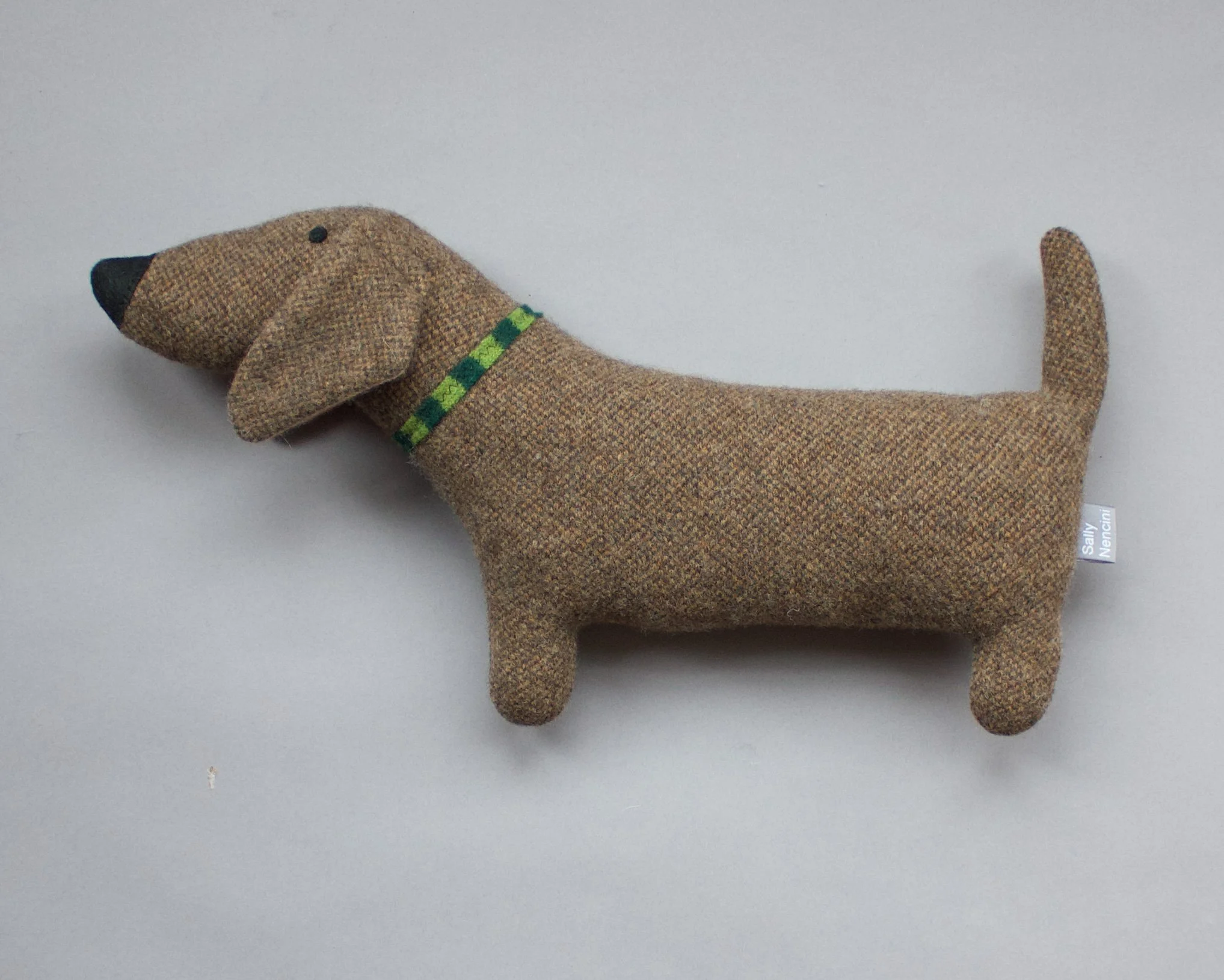 Dachshund-brown-grey-bg.jpg