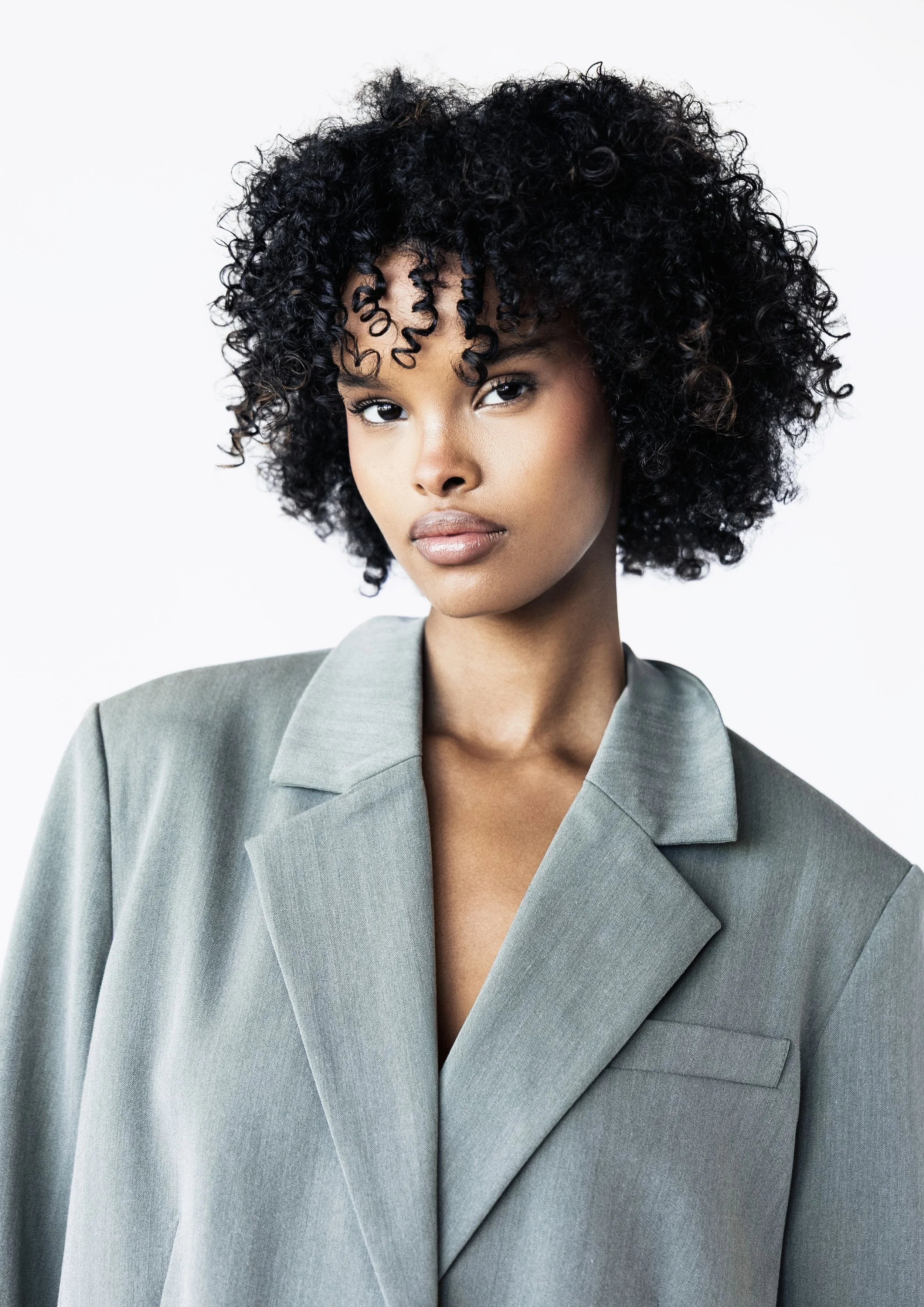 1-mouna-m-main-book-jeel-management.jpg