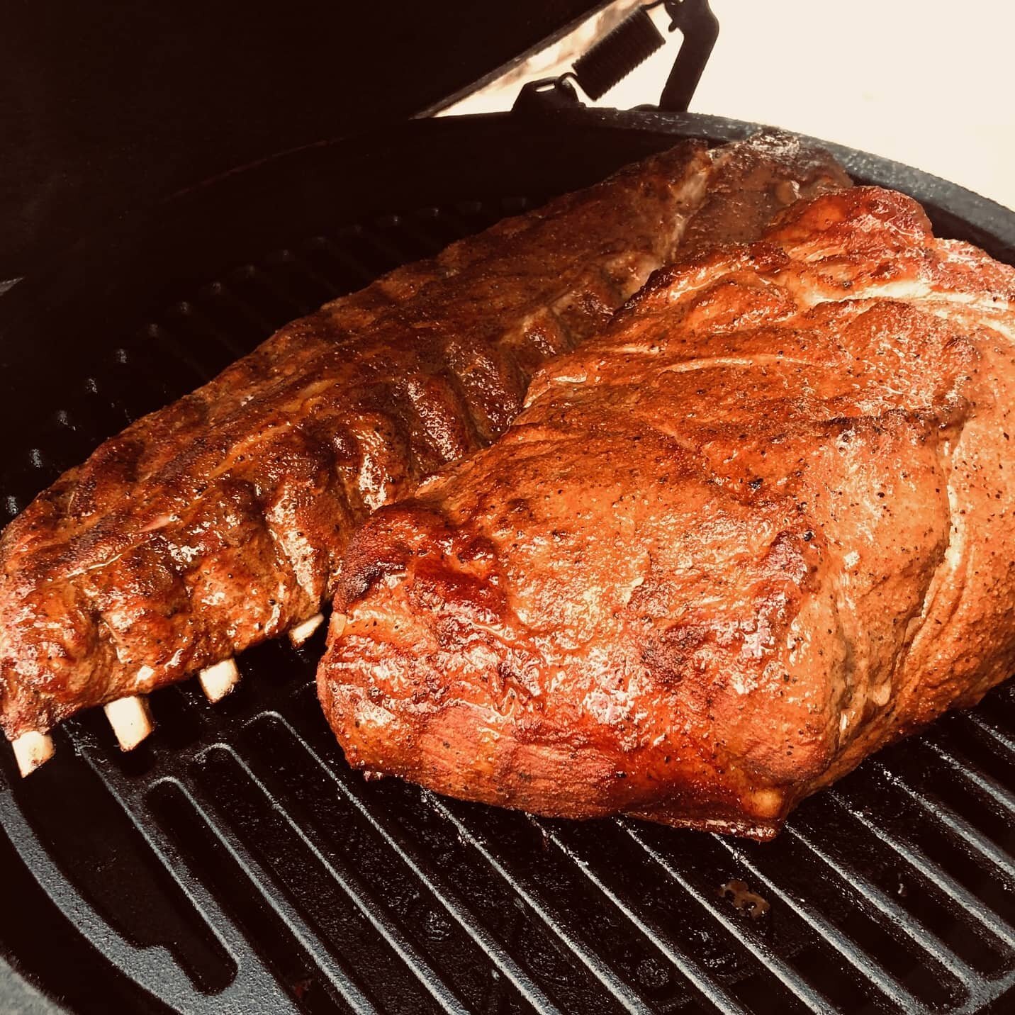 Who don't like big butts and racks?!?!? 🤣🍖🔥🙌🏻
.
.
.
#BigGreenEgg #Ribs #PorkButt #BabyBackRibs #BBQRibs #PulledPork #PulledPorkNachos #SmokingSaturday #MealPrep #PoolsideBBQ #SlowAndLow #PorkRibs #GrillinAndChillin #GrillingSeason #SummerBBQ #Yo