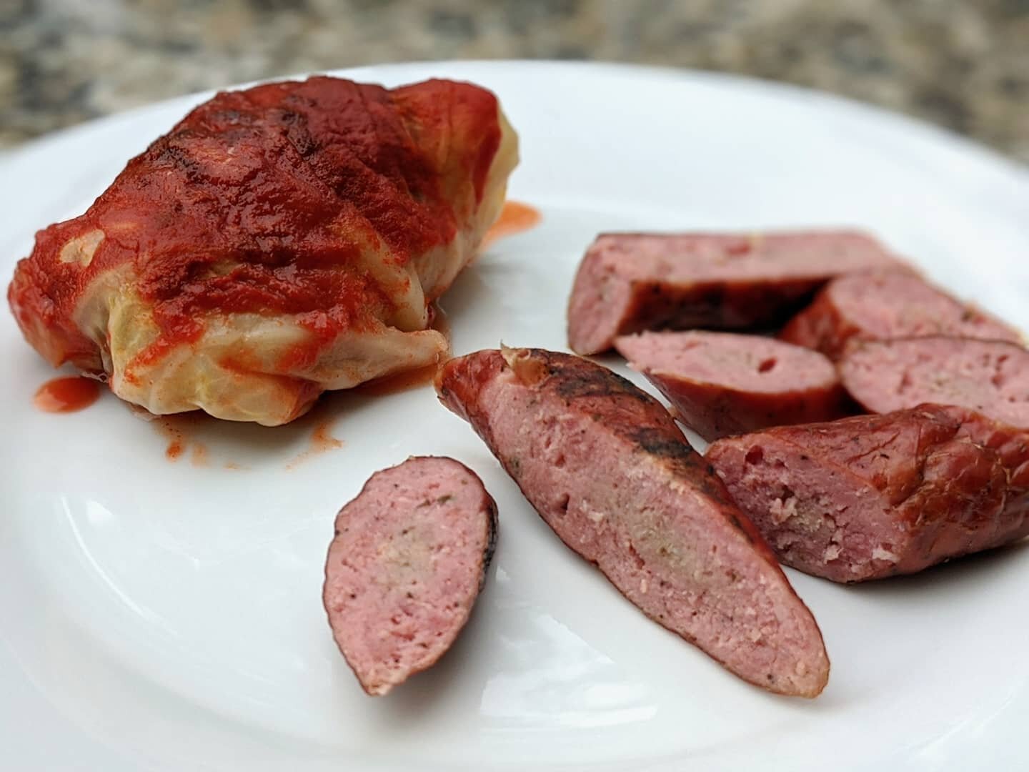 Homemade kielbasa and stuffed cabbage on this chilly (almost) fall evening!! 🔥🙌🏻
.
.
.
#ReverseFlowSmoker #Barbeque #StuffedCabbage #FallWeather #HomemadeKielbasa #BBQFam #ReverseFlowOffsetSmoker #PoolsideBBQ #GrillingSeason #GrillinAndChillin #Yo