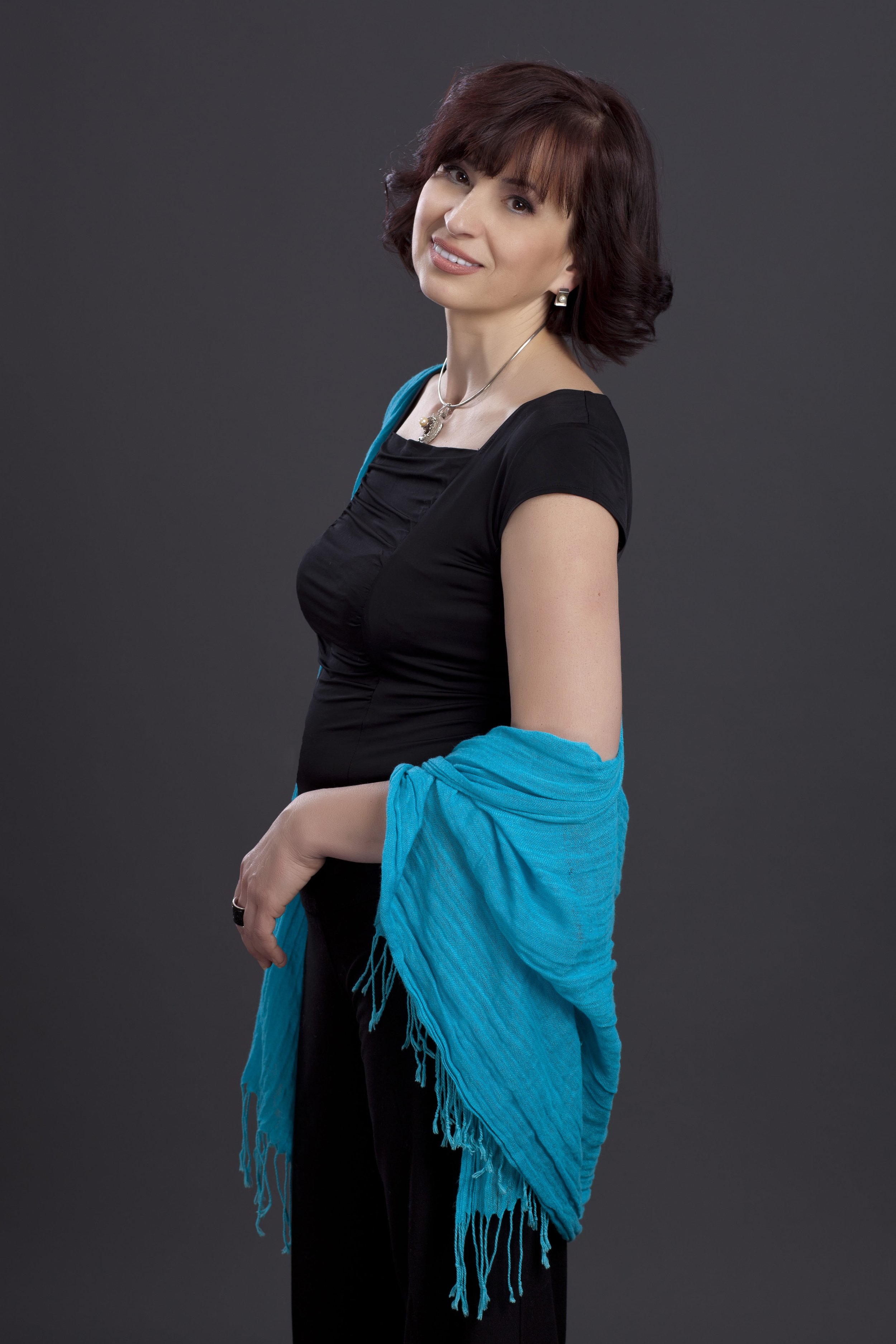 woman in black with blue scarf glamour fotodelray.jpg