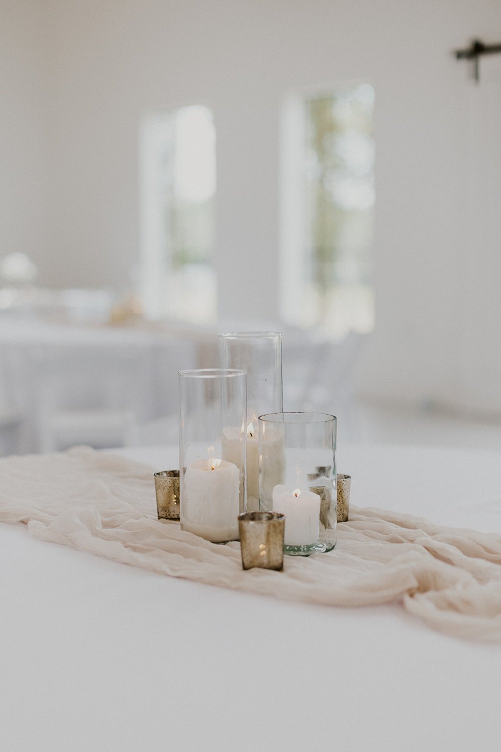 Tasteful table centerpieces with touches of gold, pinks and white. 