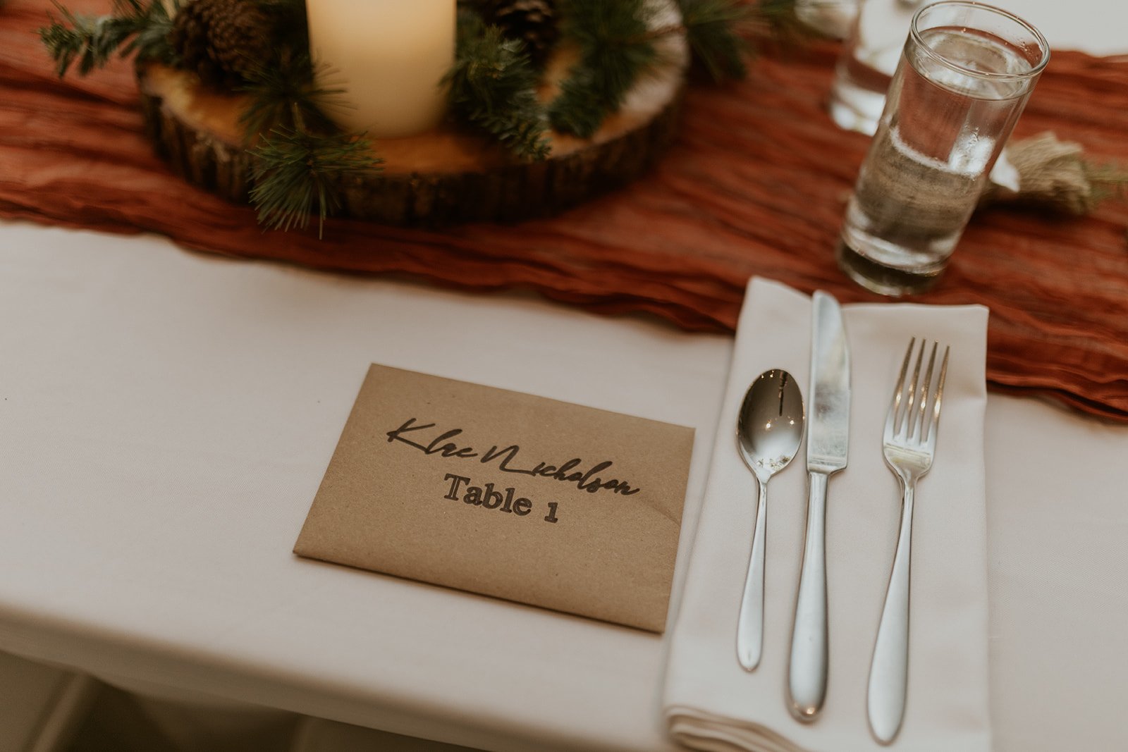 Table setting with the place card. 
