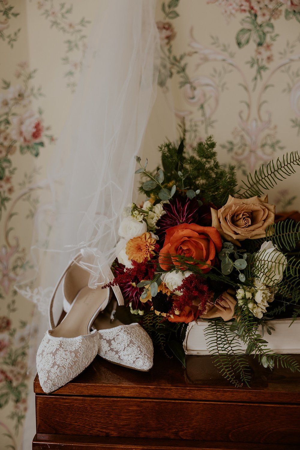 maggie-hade-fall-wedding-color-palette-emilee-carpenter-photography-67.jpg