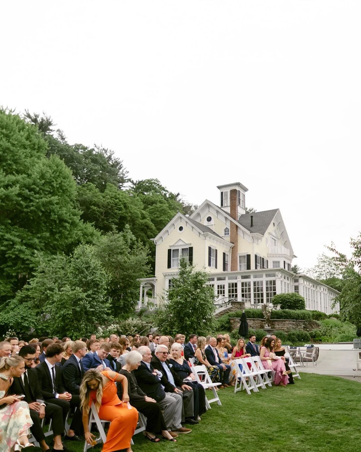 Here for the details ✨

Devin and Brady&rsquo;s lakeside garden wedding was every bit MAGIC, and I&rsquo;m still over here drooling over their pretty little things. 🙌🏼

Venue: @inntfalls 
Photo: @emileecarpenterllc 
Video: @toastweddings 
Florals: 