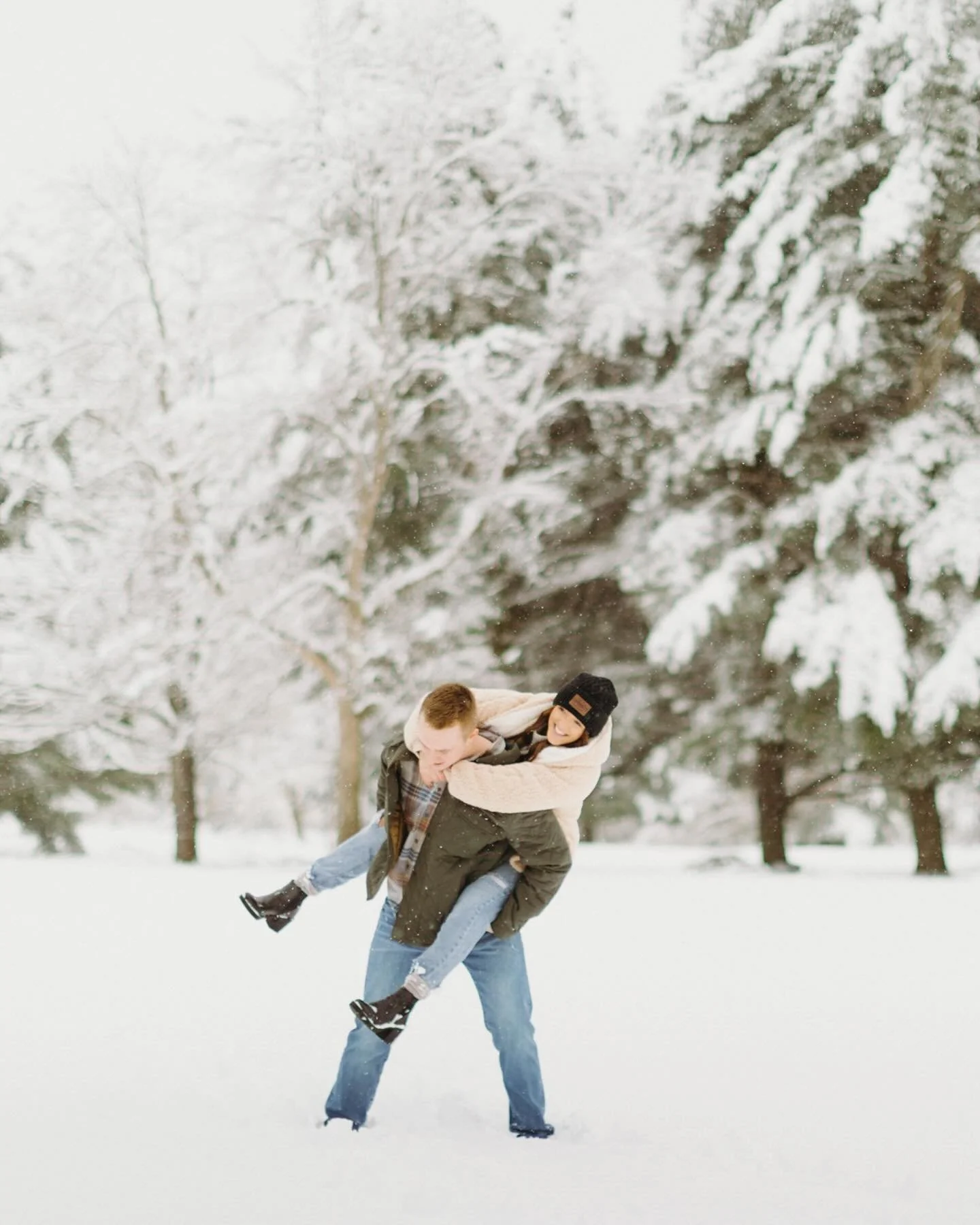 The first snowfall of the year&rsquo;s got me reminiscing on these babies, and I&rsquo;m sooo excited for my upcoming winter sessions (with one being a winter wedding in Vermont 🥹❄️🙌🏼)

I love being based in an area where I can photograph couples 