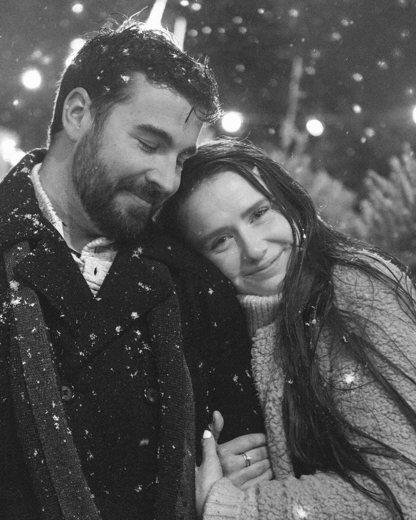 Getting alllllllll the hallmark vibes from this snowy session ✨💕🎄☕️