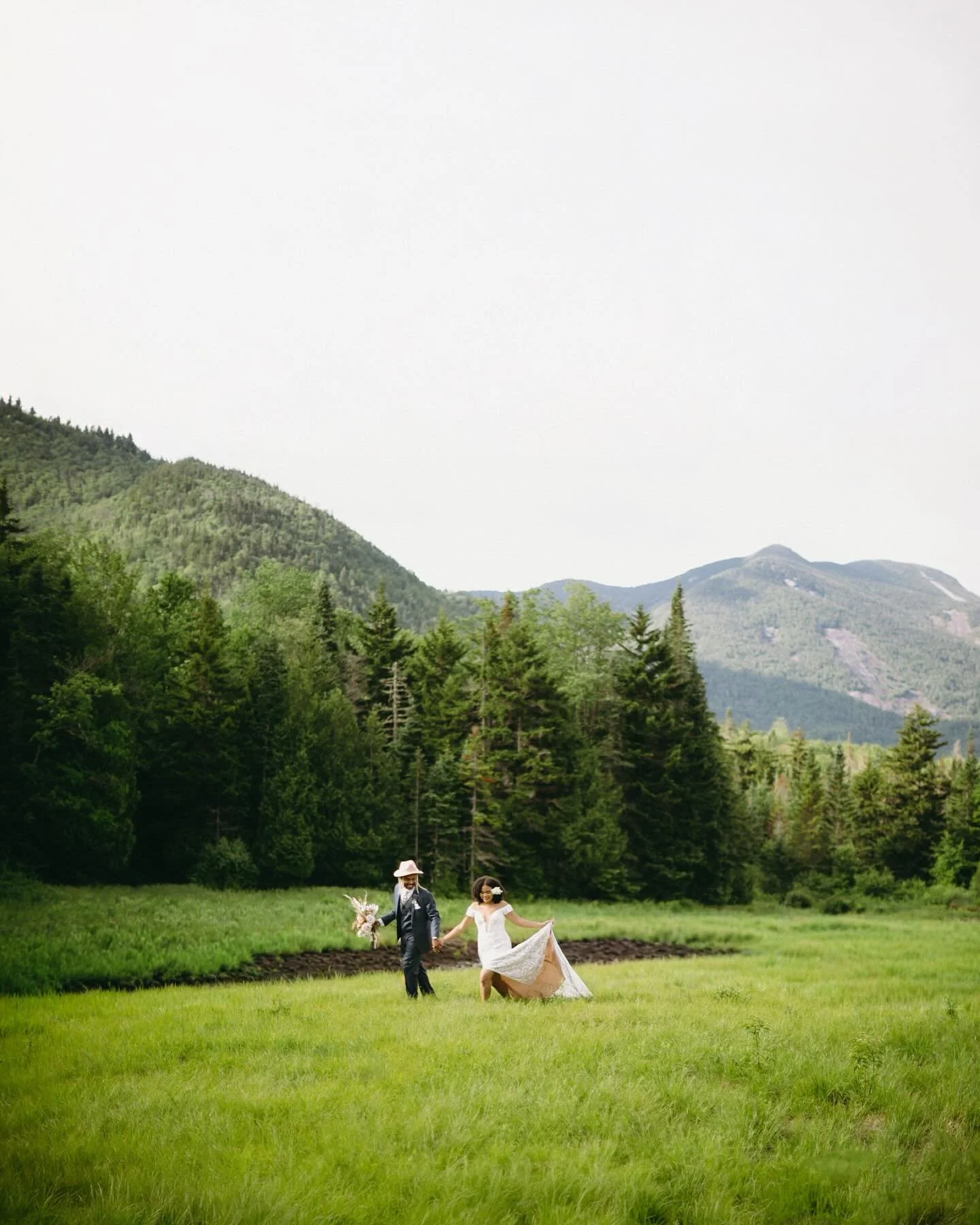 The wedding photos you didn&rsquo;t know you needed? Tiny humans, big landscapes. ⛰️🤍

It&rsquo;s scenic shots like these&mdash; with a teeny couple in a vast landscape&mdash; that just send me. 🙌🏼

Case in point? Johnncy and AJ in the Adirondack 
