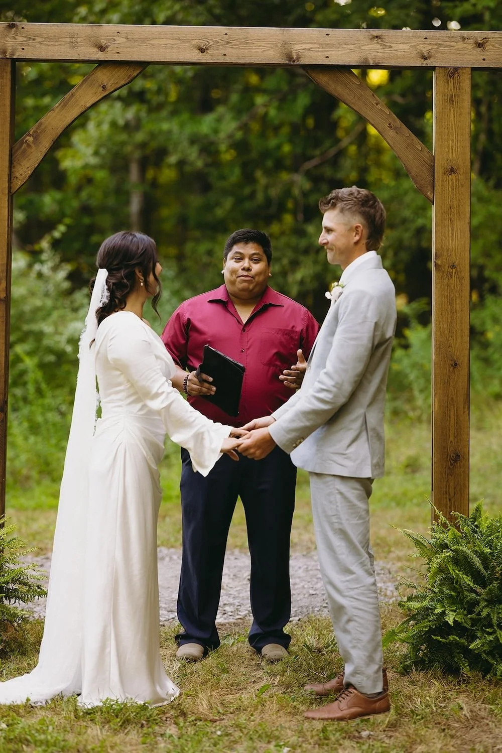 The bride and groom stand at the altar sharing there vows. 
