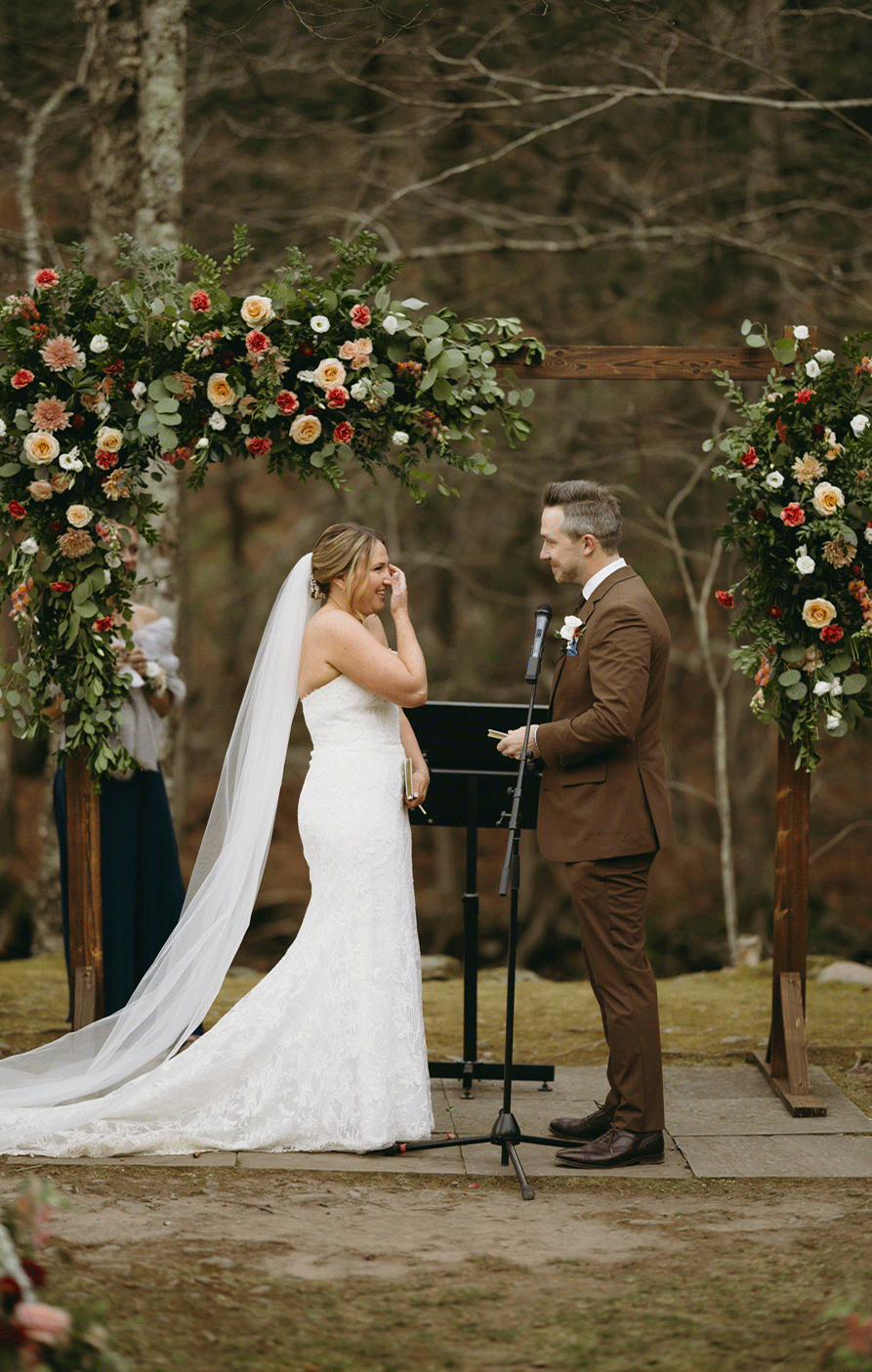 earthy-and-romantic-catskills-wedding-at-full-moon-resort-madi-and-eric-8.gif