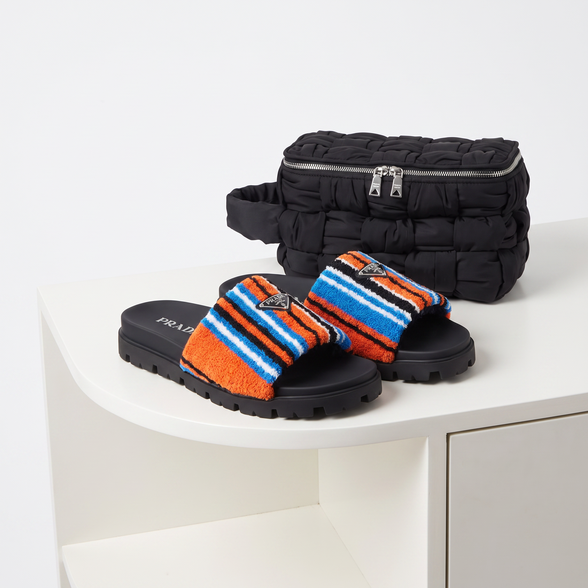 mi_fai_uno_still_life_delle_scarpe_della_seconda_e_terza_foto_e_il_beautycase_dellultima_foto_fondo_xdsm9avr967ss455q16g_0.png
