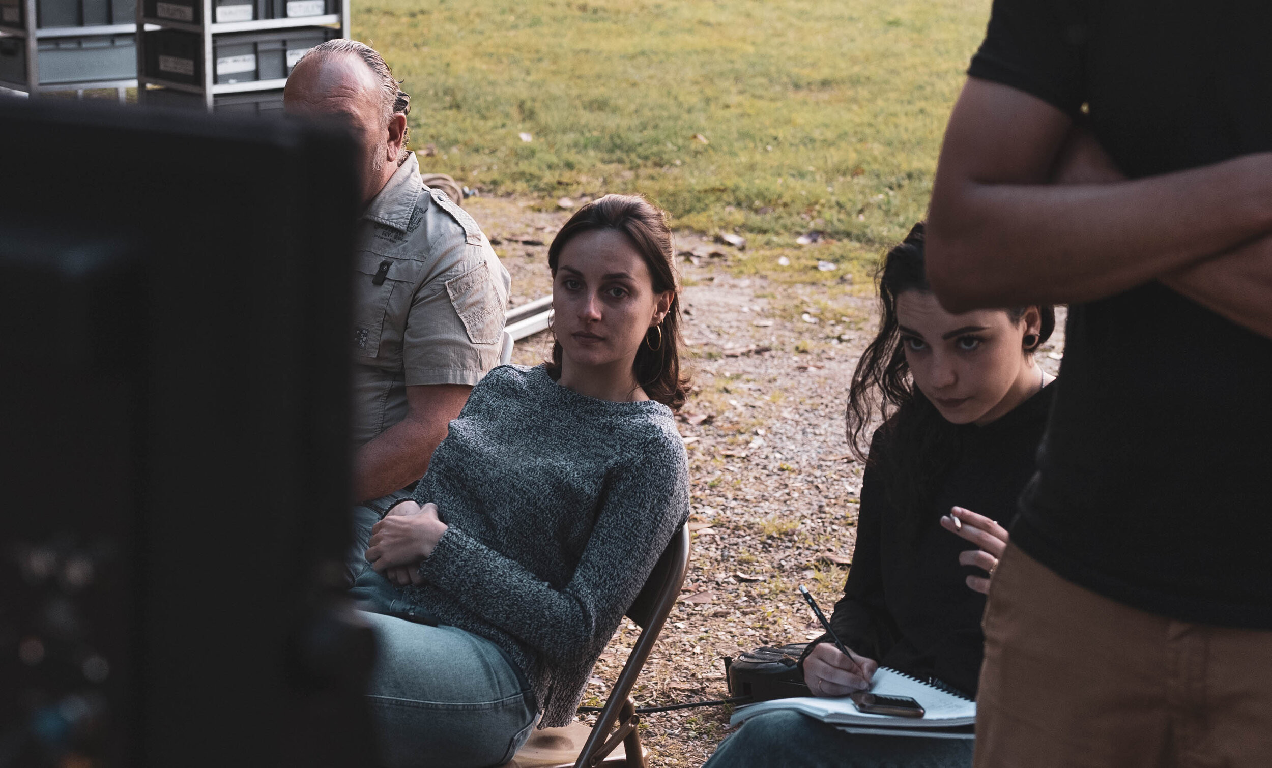 Marine (Maquilleuse / Costumière) et Dorine (Scripte)