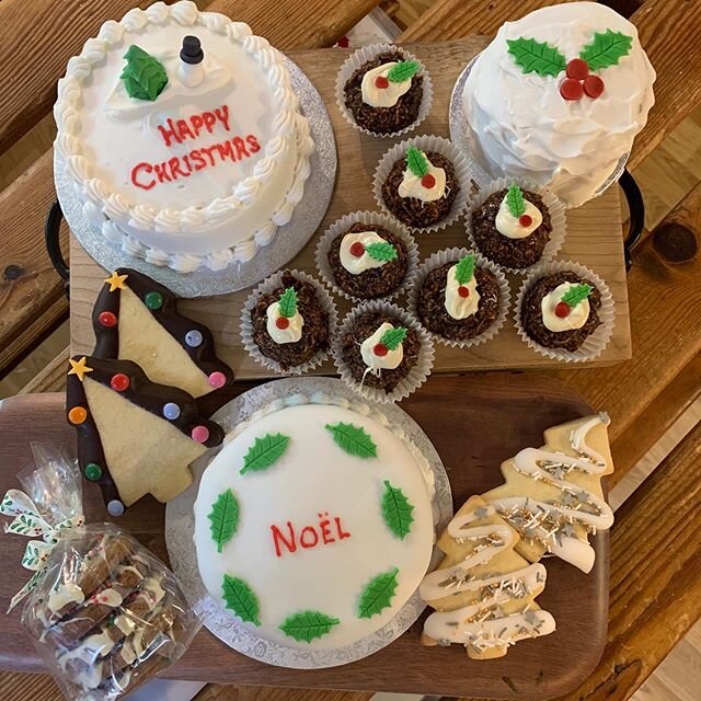 Some of our Christmas Fayre... #itschristmastime🎄 #christmascakes #chocolatepuds #minicrispies #sparkle #gingerbreads #treebiscuits #christmastreats #uppingham #rutland #baines #handmadeedibledecorations