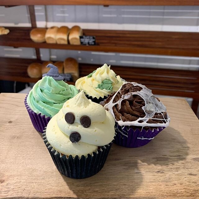 Halloween goods.

#halloweencupcakes🎃 #halloweenbiscuits #spookycupcakes #cupcakes #uppingham #halloweentime #happyhalloween #ghostcupcake #cobwebcupcake #marshmallowcobweb