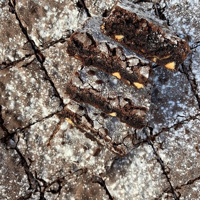 Freshly baked brownie.
#brownie #freshlybaked #lovebrownies #whitechocolatechipbrownies #nonutbrownies #chocolatefix #uppingham #liveandlovebaking