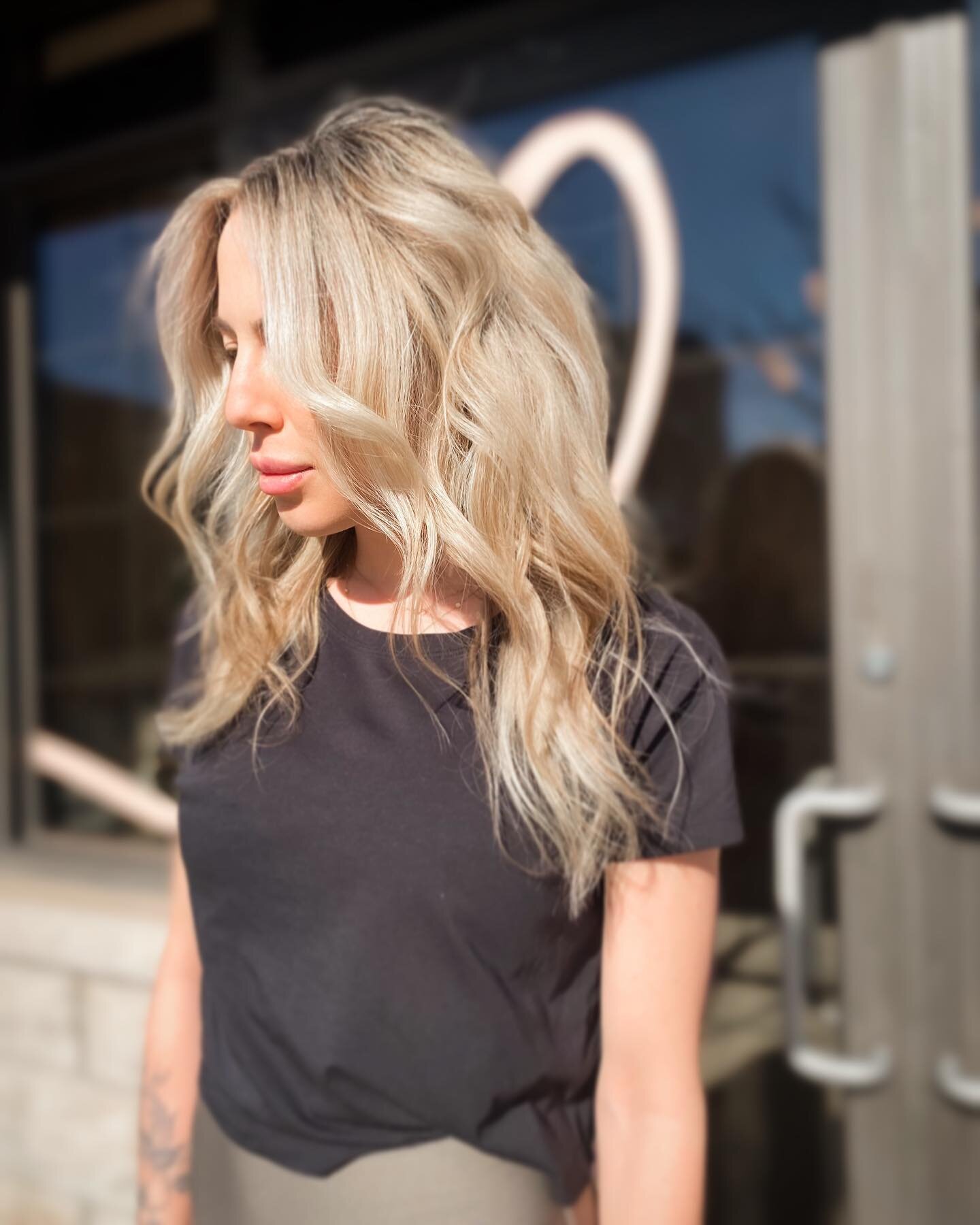 My Blonde Ray of Sunshine ☀️ 💗

&bull;
&bull;
@brittanydmorgan ❤️

&bull;
&bull;
#behindthechair #behindthechairfirstfeature #mastersofbalayage #balayage #foilayage #blonde #burlingtonontario #burlingtonblonde#gtahairstylist #gtablondespecialist #re
