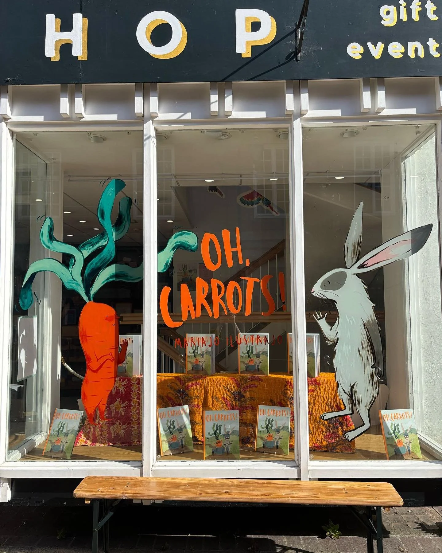 A week ago I was having a fabulous time at @shelfeditions 
I am having loads of fun painting Oh,Carrots! windows. I hope you like them too :)
I left loads of copies signed, go and pick up yours. All of them have a little doddle in them!

@quartokids 