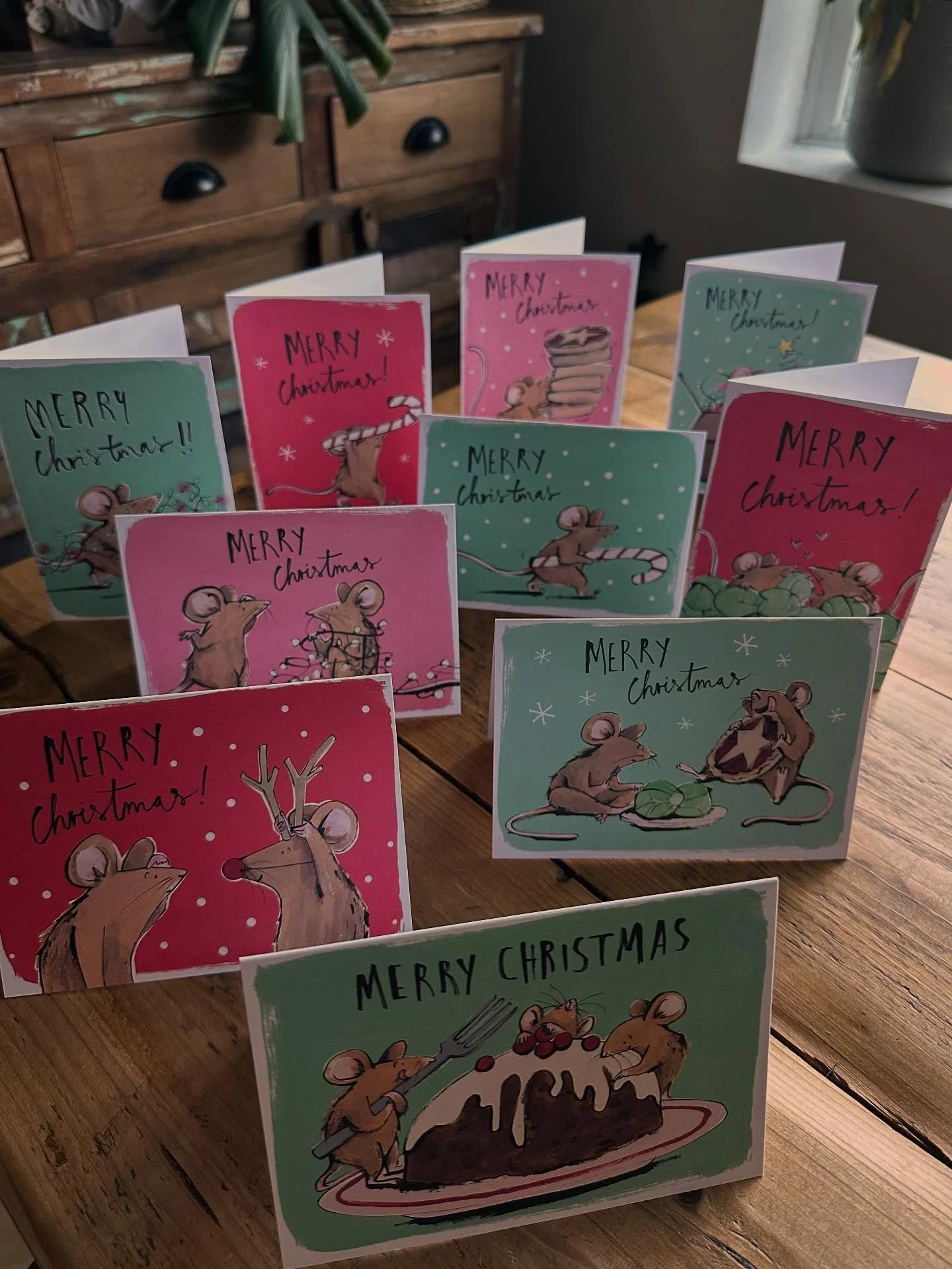 Xmas cards are already available for purchase in my shop!! Link in bio for my website! 

#unexpectedguests #xmas2025 #mariajoilustrajo