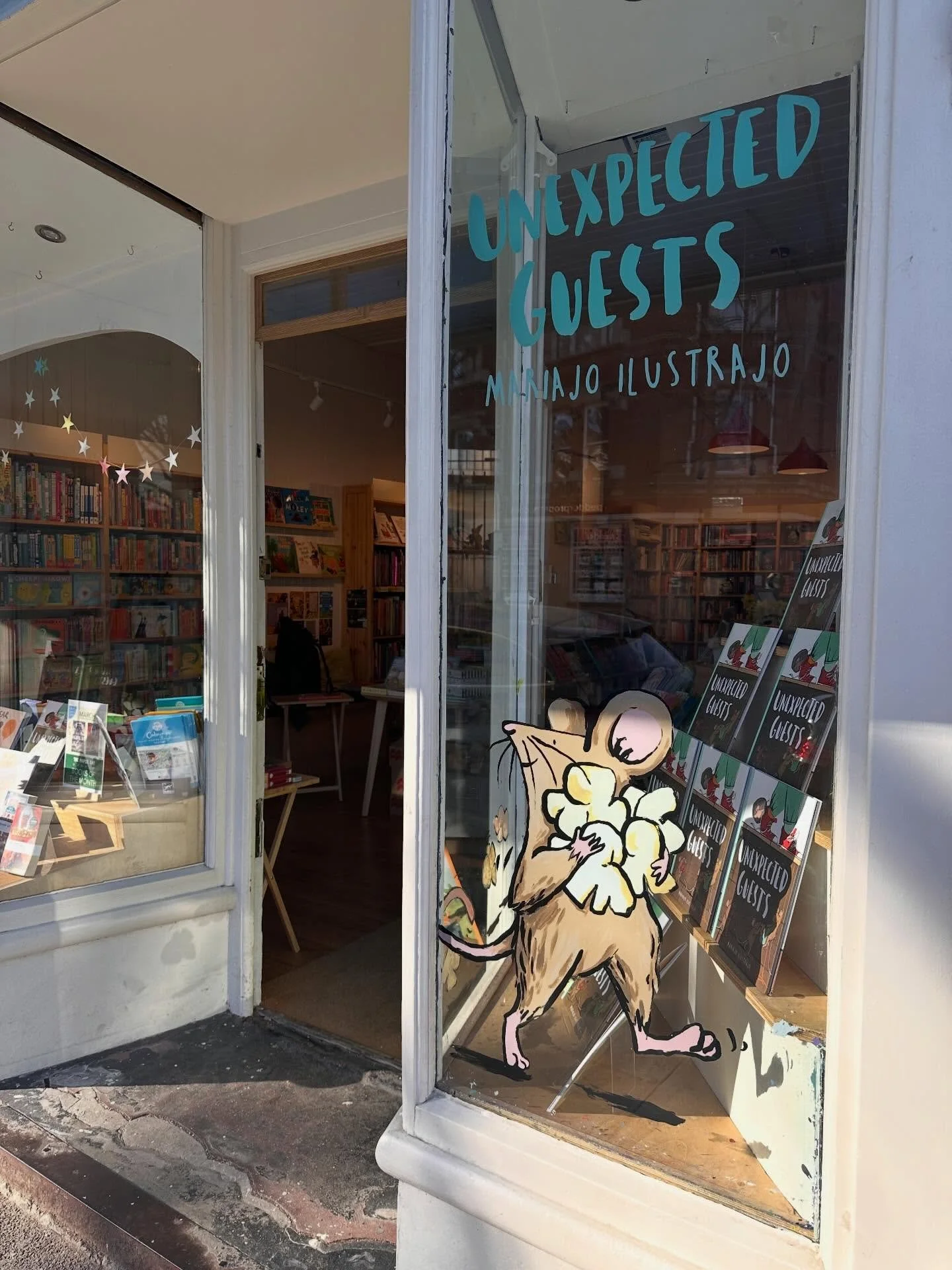 Window #3 at @papercatbooks last Tuesday after signing books at @pickledpepperbooks followed by a lovely lunch in the sun with @_luceab_ 

@flcbooks #unexpectedguests #mariajoilustrajo #picturebooks #illustration