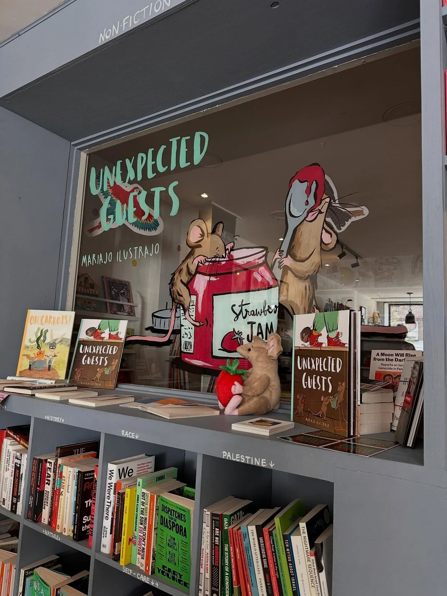 Window #4 at @wearebardbooks on Wednesday, followed by a storytime! I really enjoyed painting this cheeky mice!

@flcbooks #unexpectedguests #picturebooks #mariajoilustrajo