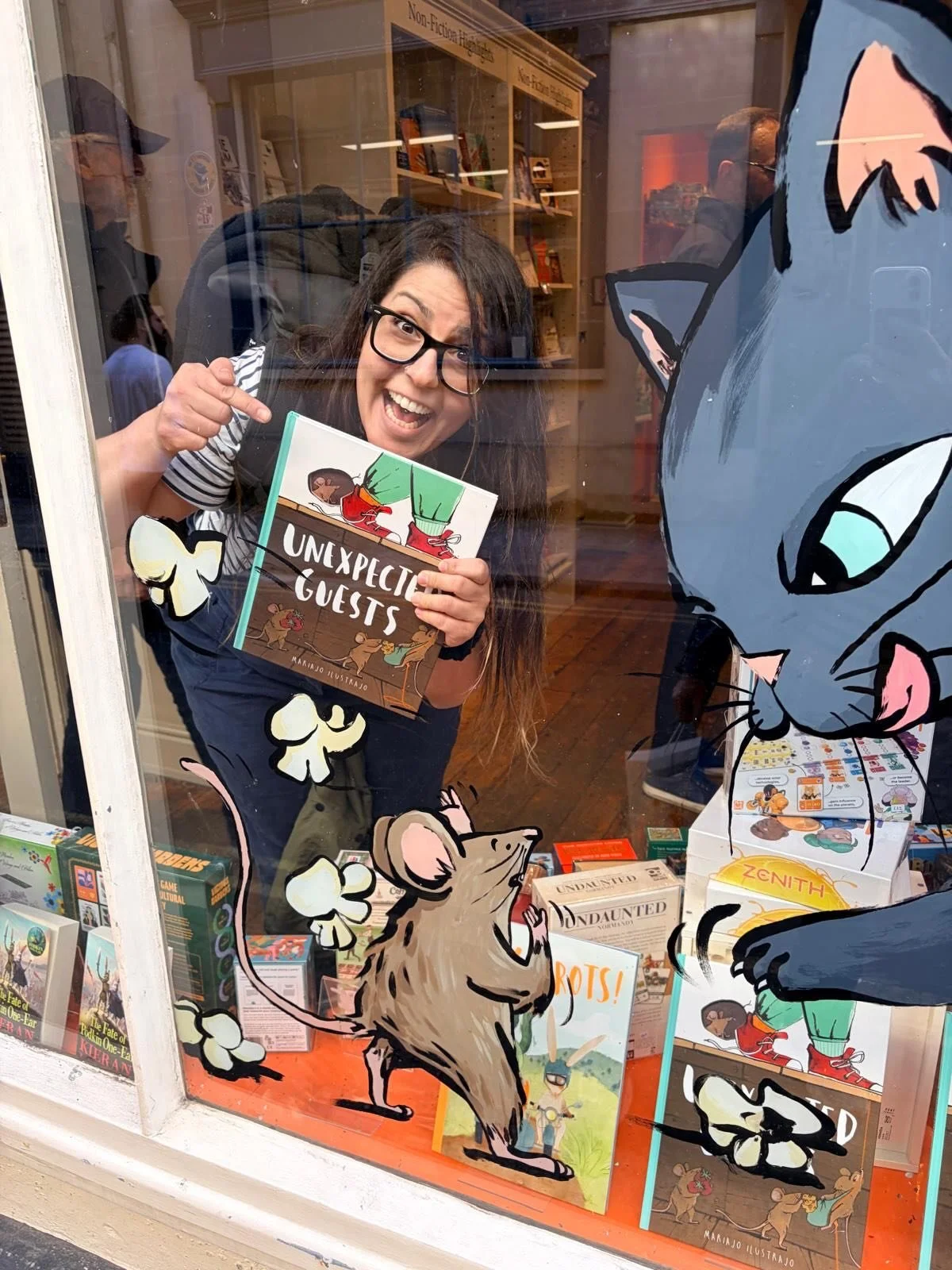 Last Saturday, window #6 at @mrbsemporium after signing some books at @toppingsbath . It&rsquo;s always really fun to go there! Thanks again for having me! 

@flcbooks @quartokids #unexpectedguests #picturebook #mariajoilustrajo