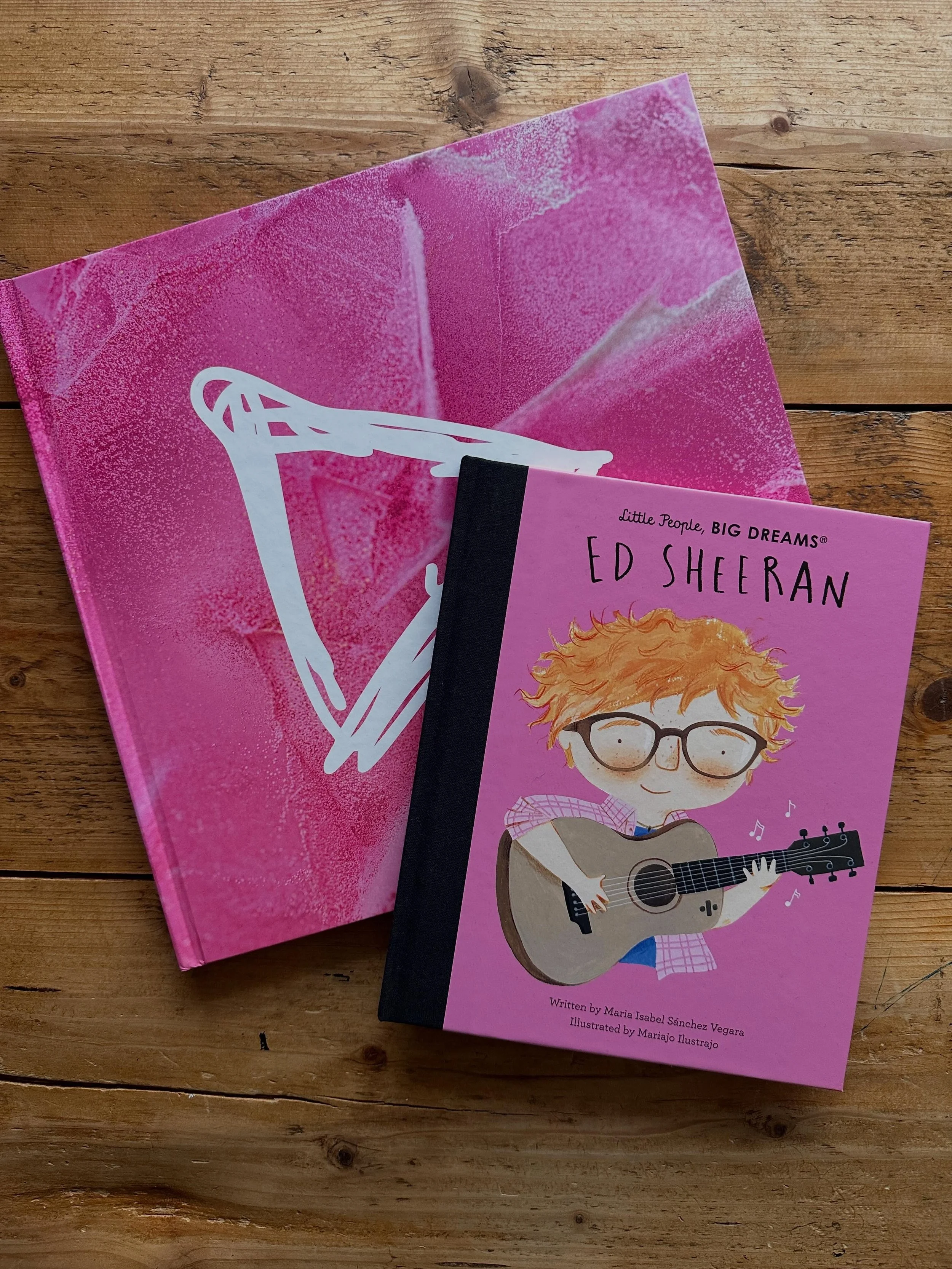 Today is&hellip; PUBLICATION DAY!! Ed Sheeran from Little People Big Dreams series is out today!!! 🥳🥳
I hope you like it and if you are @teddysphotos fan I hope I met your expectations! 
As a big fan myself I really enjoyed working on this project 