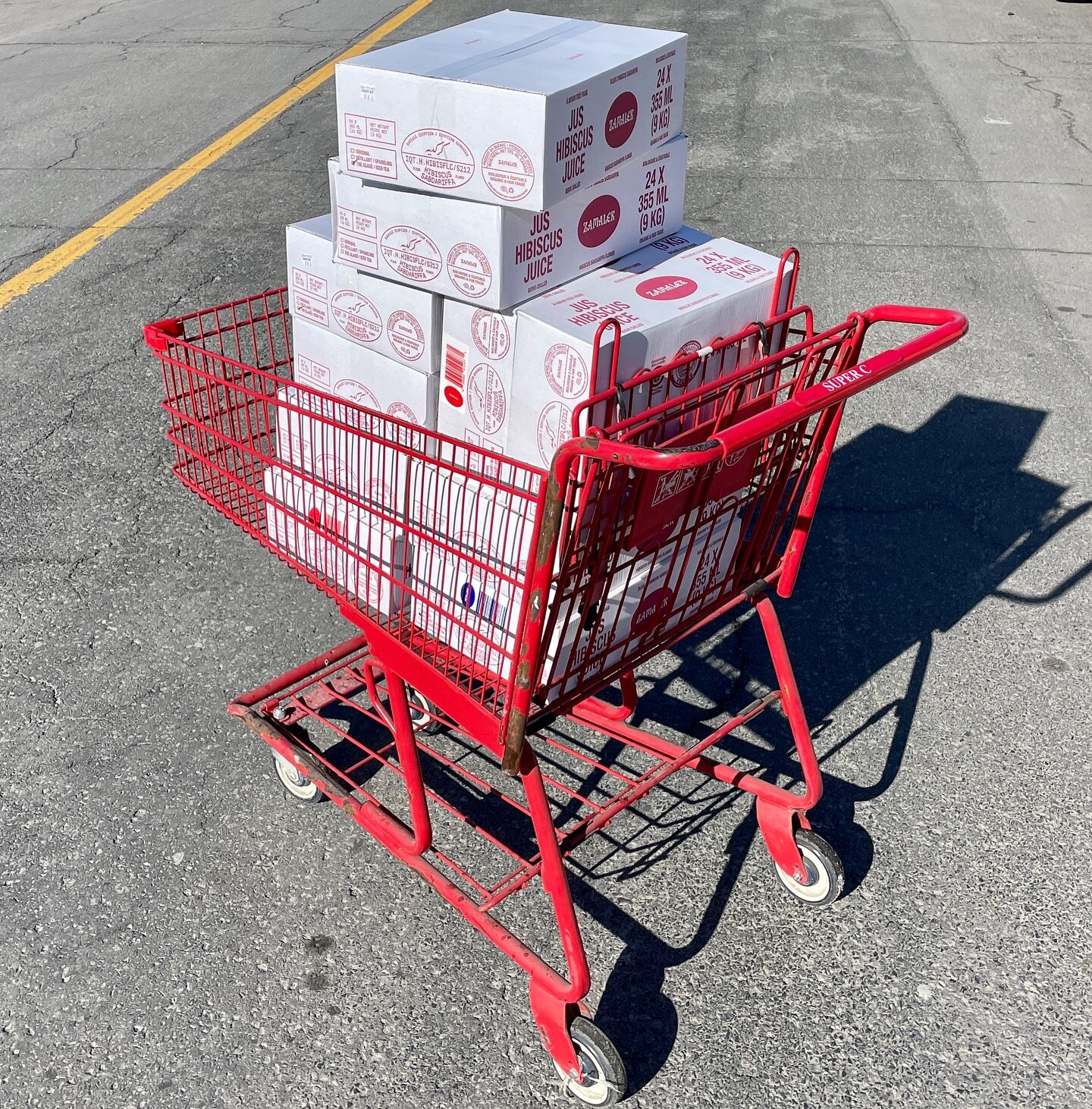 Faire ses courses avec style. Zamalek Super Cart for all your hydration needs. S/O to Messara Distribution and Patisserie Kol Chkor, the Dudemaine OGs
