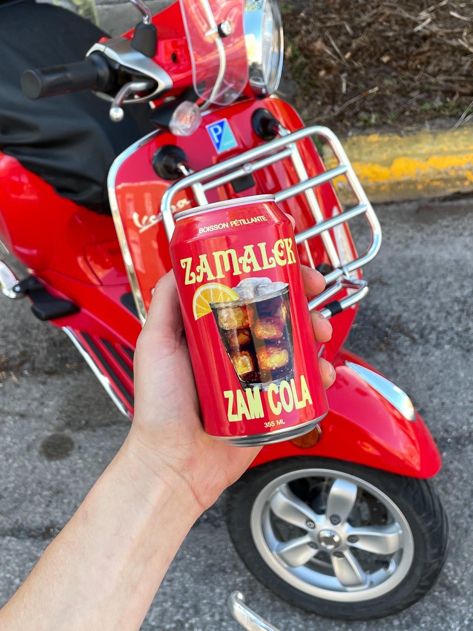 Local cola, Montreal-made, hibiscus cola, natural ingredients, craft soda, artisanal cola, organic cane sugar, refreshing beverage, Canadian beverage, hibiscus extract