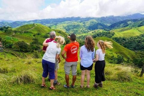 QBPR_Intrepid Travel-Costa_Rica_Near_Monteverde_photo_stop_leader_group-1100x735.jpeg
