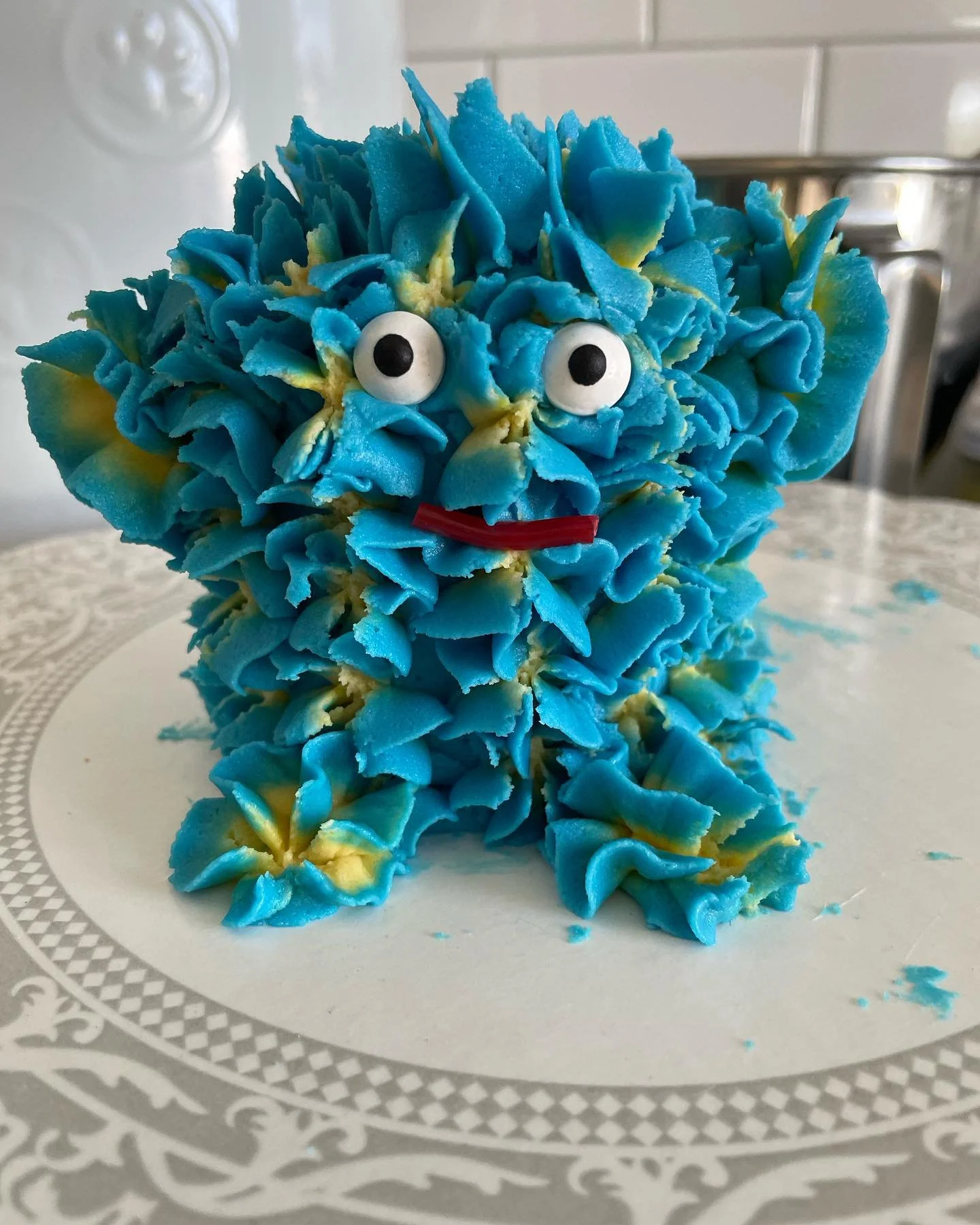 Proof that eyeballs can make any creation into a spooky monster&hellip; #Eyeballs #ExtraFrosting #SundayFunday #Halloween #spookyseason #SpookyCakes