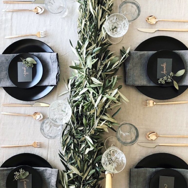 Table setting✨

#stunning #leaves #black #tablesetting #tabledecor #tablesettings #table #weddingtabledecor #weddingtablesetting #weddingthemes #weddingtable #weddingvenueuk #weddingday #weddingdecorations #weddingdecor