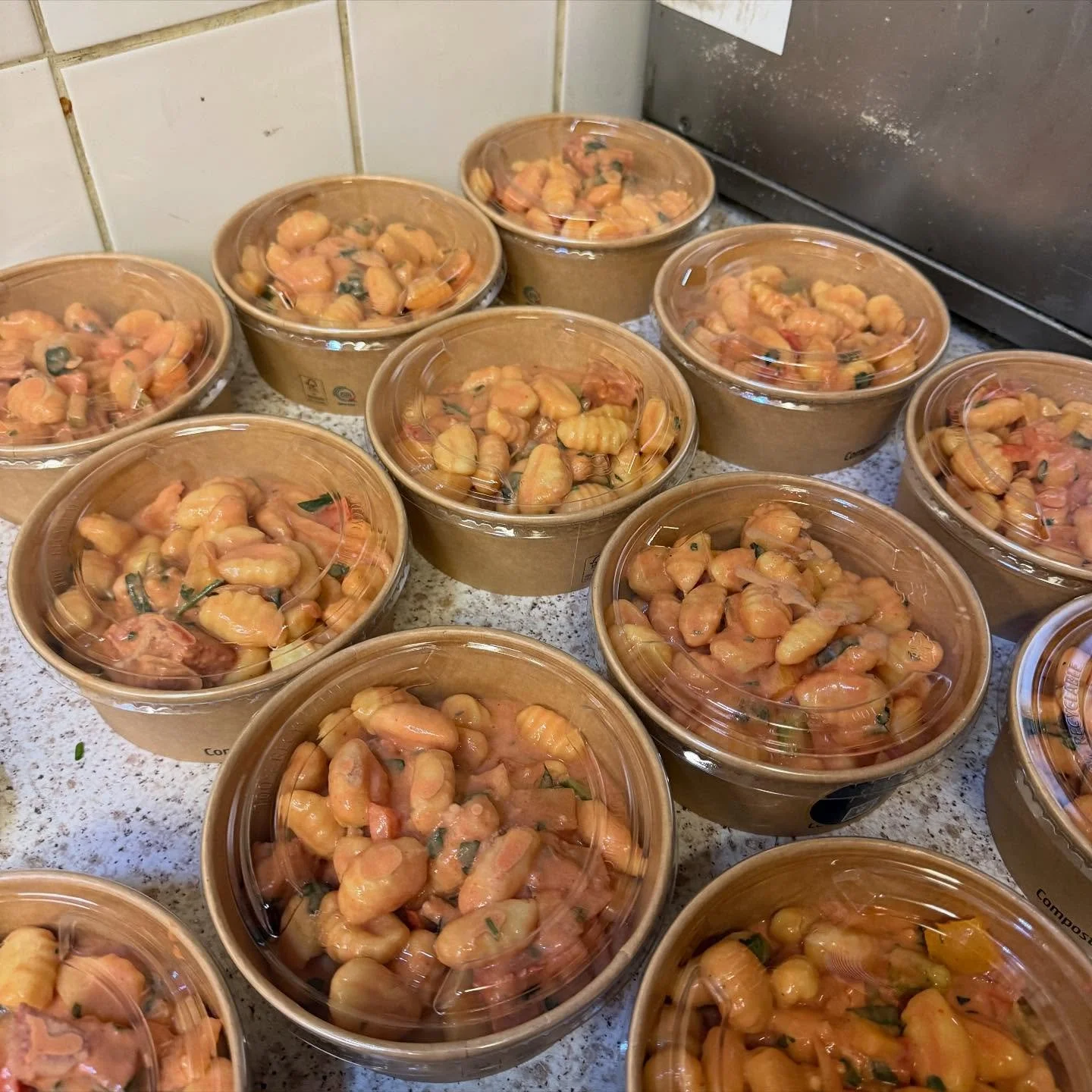 🍱🚗 Lunch Delivered Fresh &mdash; Right to Your Doorstep!
Craving restaurant-style meals without leaving your desk or home?
We&rsquo;ve got you covered!
At [F&ecirc;te Table], we serve all your favorite &ldquo;ping and ding&rdquo; meals and deliciou