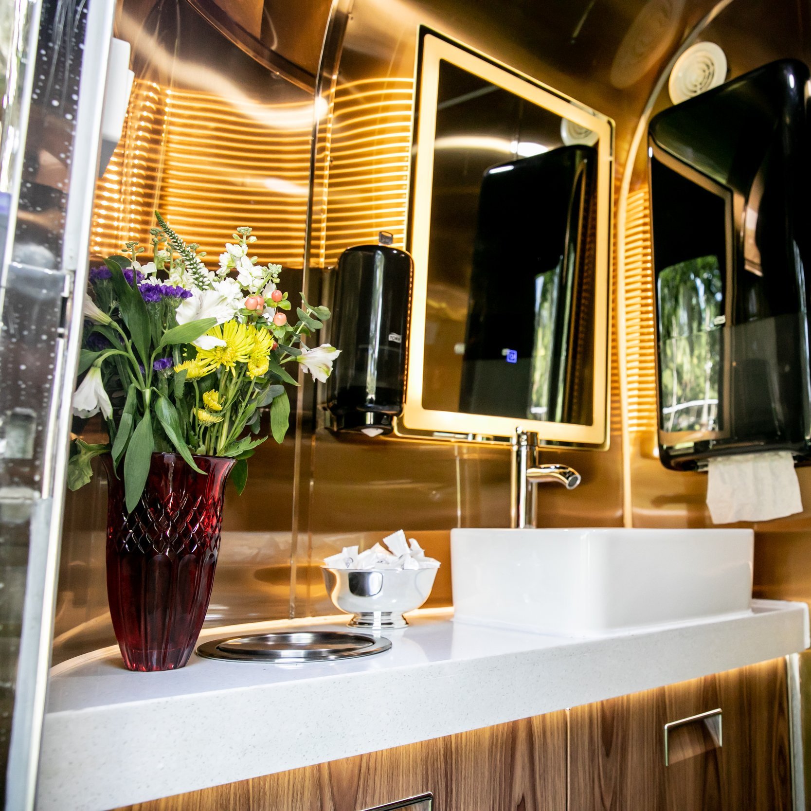 Gorgeous+Gold+Interior+on+Restrooms+for+Events.jpg