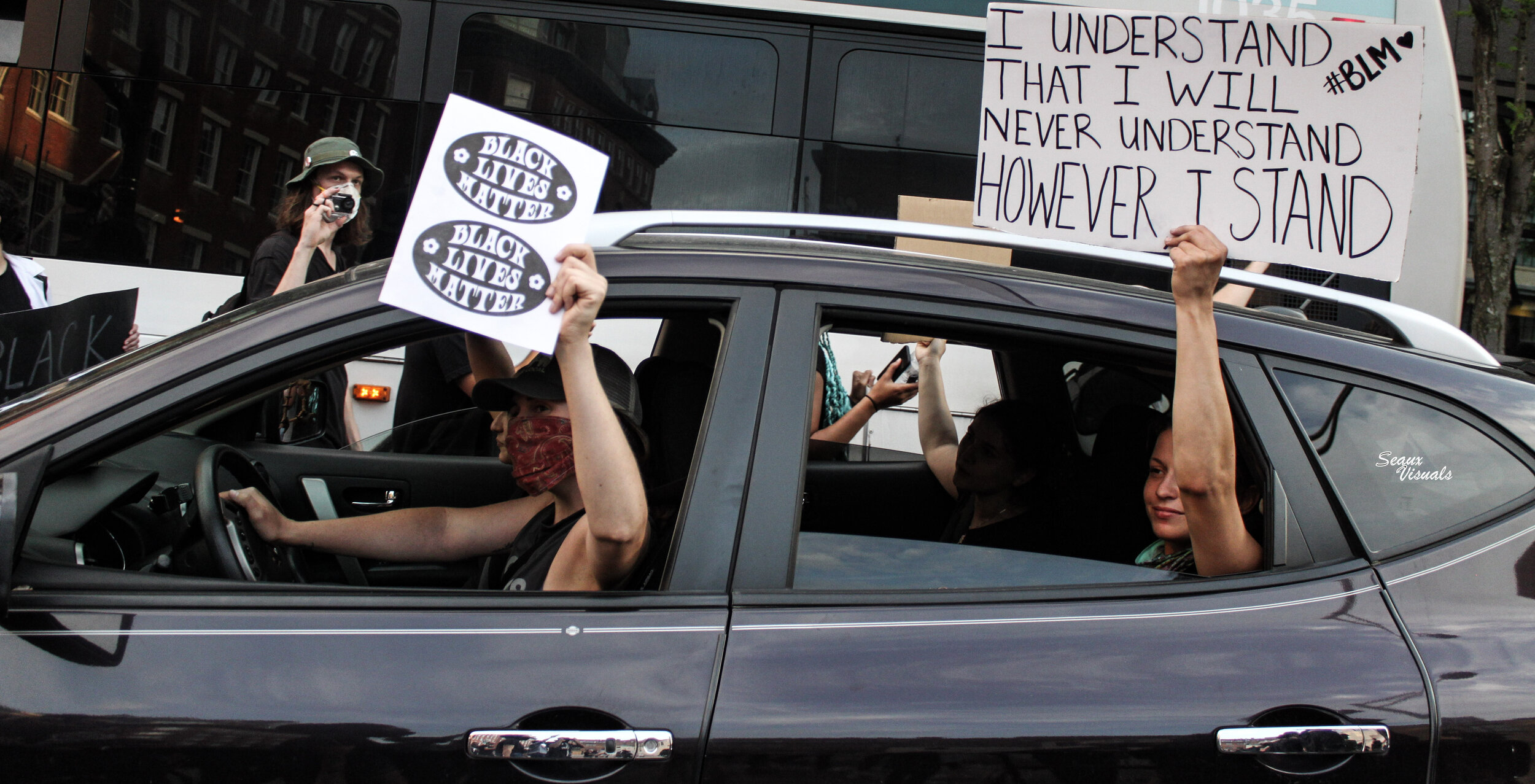 LadiesInCar1.jpg