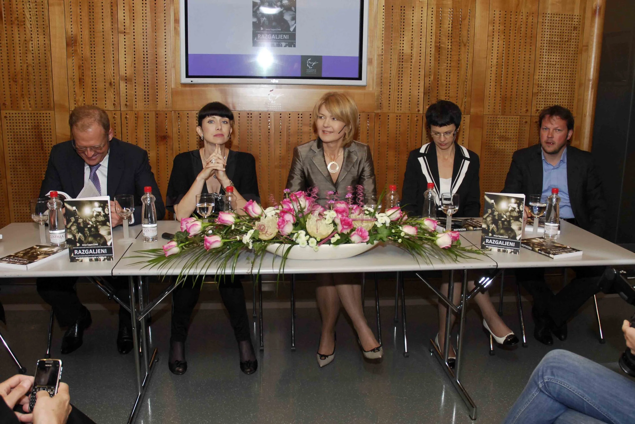 V skednju razgaljali elite