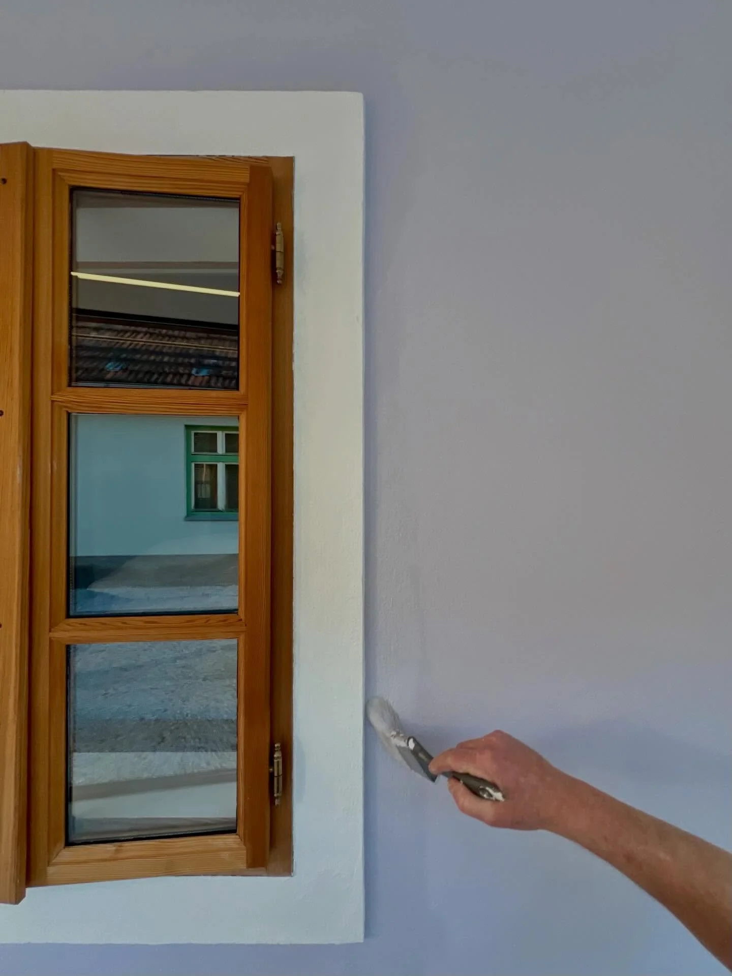 𝓓𝓲&scaron;𝓲 𝓹𝓸 𝓷𝓸𝓿𝓮𝓶
Tik pred novim letom smo osvežili del &Scaron;krabčeve domačije.
S skrbno obnovljeno steno smo prostoru vdahnili novo svežino, hkrati pa ohranili njegov značaj  in toplino preteklosti. 
Domačijo smo tako pripravili na n