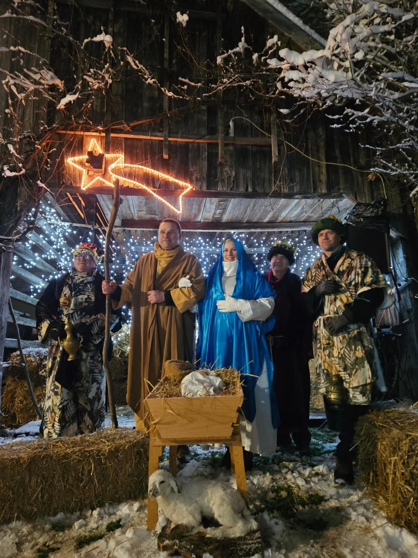 ❄️ Ž𝓲𝓿𝓮 𝓳𝓪𝓼𝓵𝓲𝓬𝓮

Danes smo v čarobnem ambientu &Scaron;krabčeva domačija doživeli ganljivo uprizoritev živih jaslic, ki jih je s toplino in predanostjo pripravilo dru&scaron;tvo VETD Hrovača.

Ravno v trenutku, ko so se prižgale luči in so 