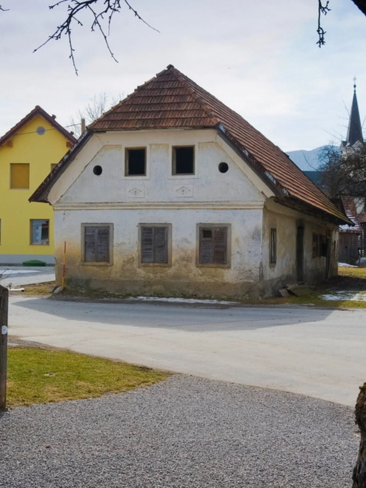 𝓝𝓮𝓴𝓸č 𝓲𝓷 𝓭𝓪𝓷𝓮𝓼

Bo&scaron;tjanova hi&scaron;a je bila nekoč tiha, propadajoča priča časa, ki je pod okriljem &Scaron;krabčeve domačije zaživela v povsem novi luči. Premi&scaron;ljeno prenovljena, v modernem slogu ume&scaron;čena v va&scaro