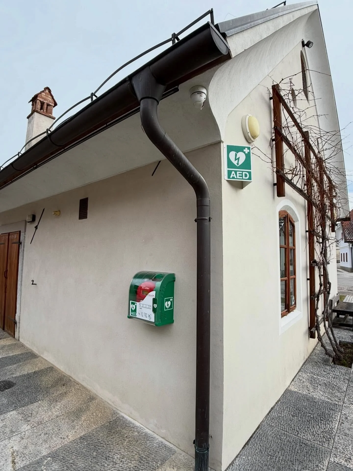 𝓥𝓪𝓻𝓷𝓲 𝓿 𝓗𝓻𝓸𝓿𝓪č𝓲

Na &Scaron;krabčevi domačiji smo bogatej&scaron;i za avtomatski zunanji defibrilator (AED), ki je name&scaron;čen na Kersničevi kovačnici in je dostopen vsem.

AED je veliko več kot le naprava. Je možnost, da lahko v odlo