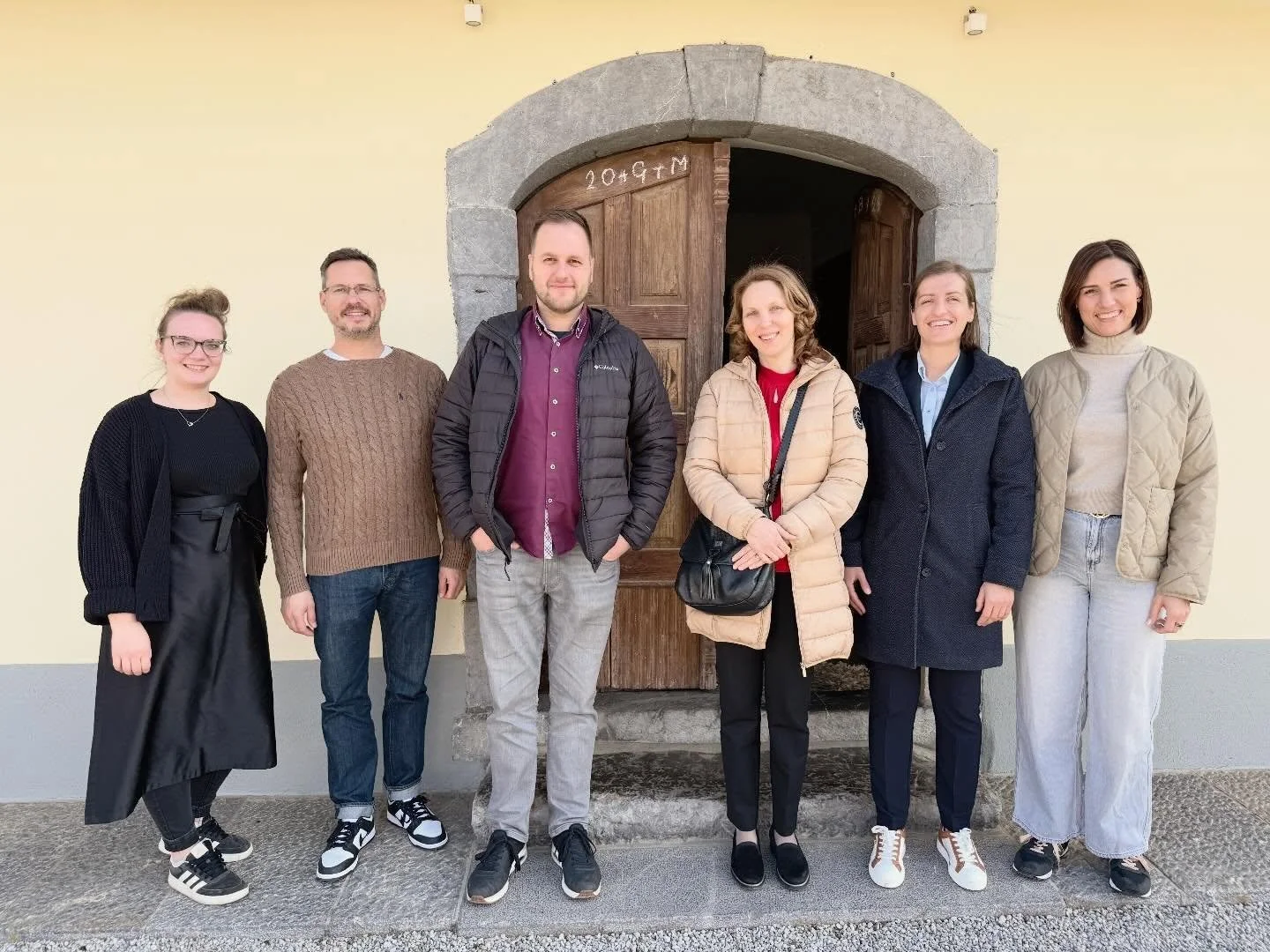 𝓚𝓪𝓳 𝓼𝓮 𝔃𝓰𝓸𝓭𝓲, 𝓴𝓸 𝓼𝓮 𝓼𝓻𝓮č𝓪𝓳𝓸 𝓰𝓸𝓼𝓽𝓲𝓽𝓮𝓵𝓳𝓲?
 
Včeraj smo na &Scaron;krabčevi domačiji z veseljem gostili Igorja, Mirjano in Sonjo iz hotelov Slon in City v Ljubljani.
Skupaj smo si ogledali na&scaron;e namestitve in kuhinjo,