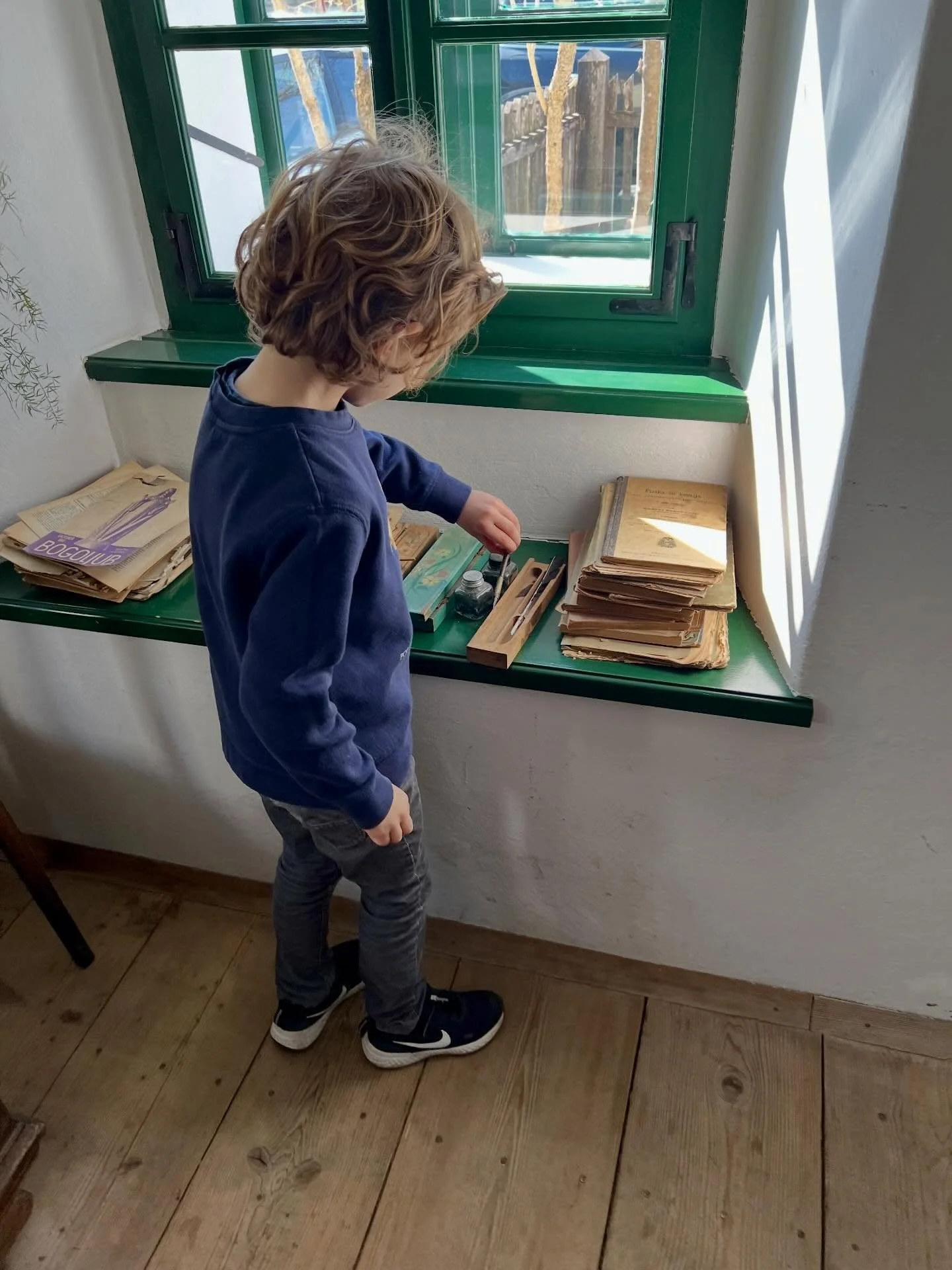 𝓝𝓪&scaron;𝓪 𝔃𝓰𝓸𝓭𝓸𝓿𝓲𝓷𝓪 𝓼𝓴𝓸𝔃𝓲 𝓸𝓽𝓻𝓸&scaron;𝓴𝓮 𝓸č𝓲
Med starimi predmeti in fotografijami se ustavi tudi otro&scaron;ki pogled.
Radovedne oči raziskujejo svet, ki ga sami nikoli niso poznali in zgodbe iz preteklosti se 
ponovno ob