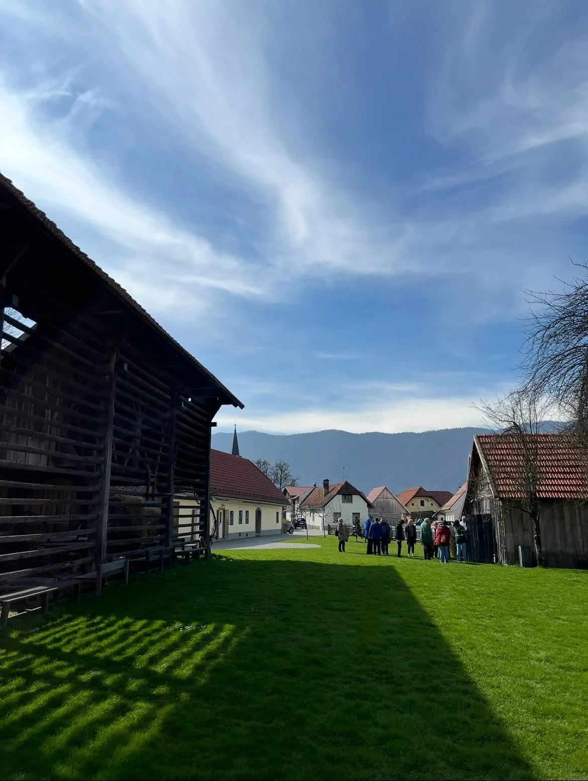 𝓟𝓸𝓶𝓵𝓪𝓭 𝓲𝓷 &hellip;

S prvimi toplimi dnevi se na &Scaron;krabčevi domačiji prebuja življenje. Dvori&scaron;če znova napolnijo glasovi, 
smeh in koraki obiskovalcev, ki prihajajo po navdih, znanje ali preprosto trenutek miru. 🌷

Danes nas je 
