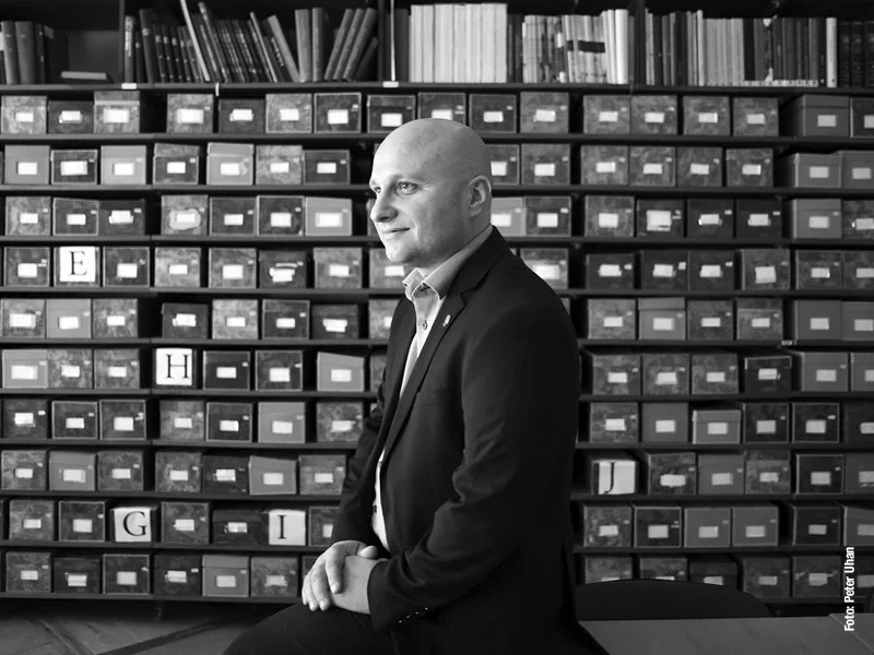 Dr. Kozma Ahačič gost v skednju Škrabčeve domačije