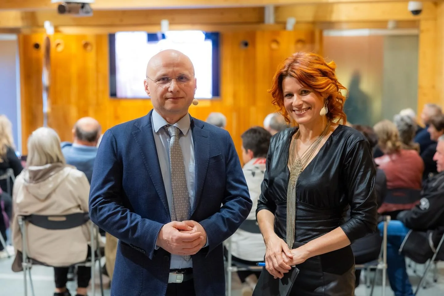 𝓘𝓼𝓴𝓻𝓲𝓿𝓸 𝓿 ž𝓲𝓿𝓸 𝓼 𝓚𝓸𝔃𝓶𝓸 𝓐𝓱𝓪č𝓲č𝓮𝓶
Včeraj smo v skednju &Scaron;krabčeve domačije gostili jezikoslovca dr. Kozma Ahačiča. V iskrivem pogovoru z Marjano Grčman je delil &scaron;tevilne zanimivosti iz svojega dela in tudi življenja 