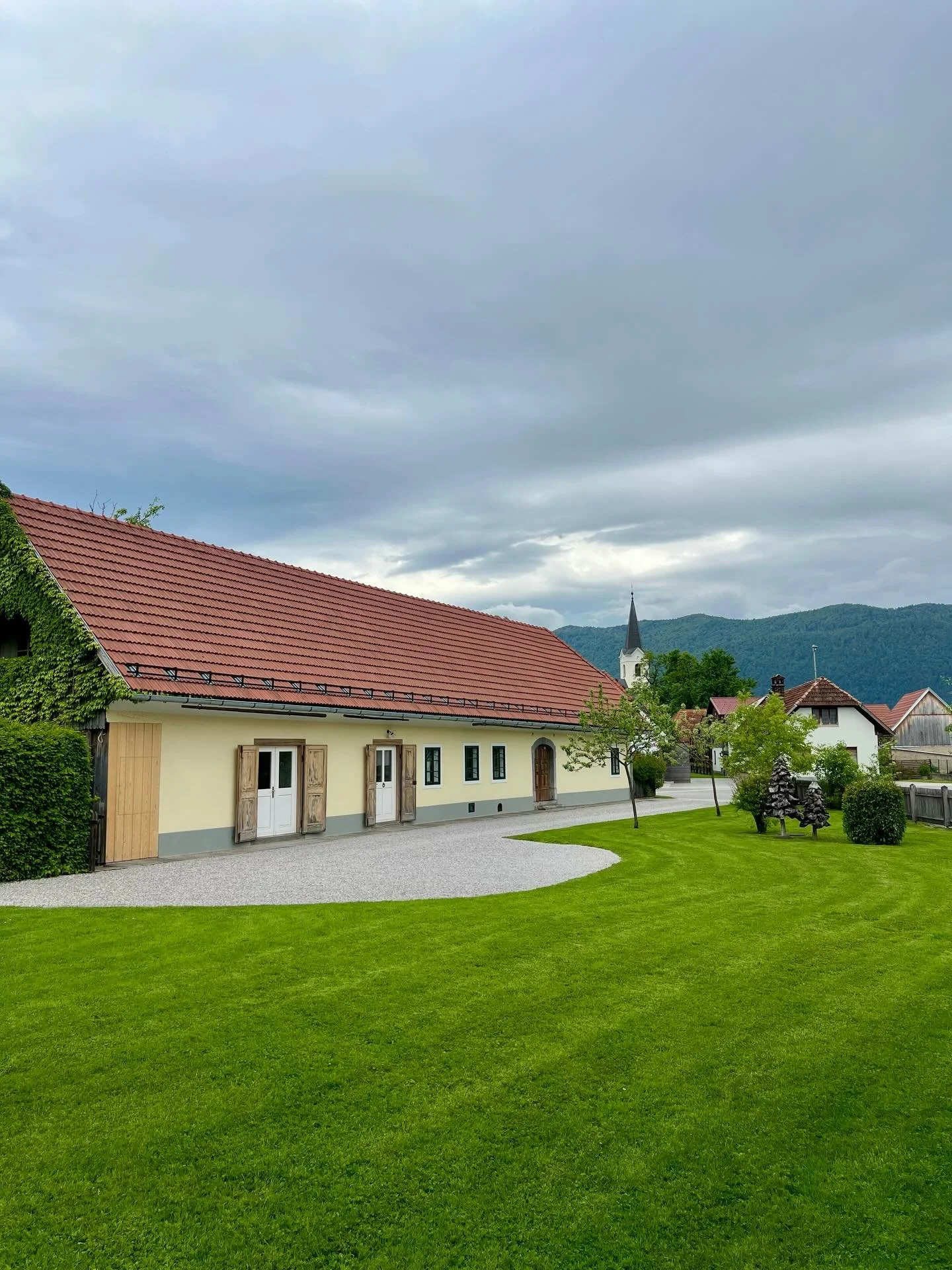 𝓜𝓪𝓷𝓳𝓴𝓪𝓽𝓮 𝓵𝓮 &scaron;𝓮 𝓿𝓲!

Trava je že poko&scaron;ena, kozolec pospravljen, dvori&scaron;če urejeno. &Scaron;krabčeva domačija je pripravljena na nova druženja in praznovanja.

V toplih dneh, ki prihajajo, se pri nas ponuja prav poseben